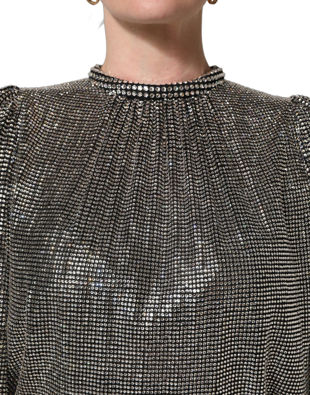 Body en dentelle argentée Dolce & Gabbana avec manches longues et détails en strass, style mini robe élégante.
