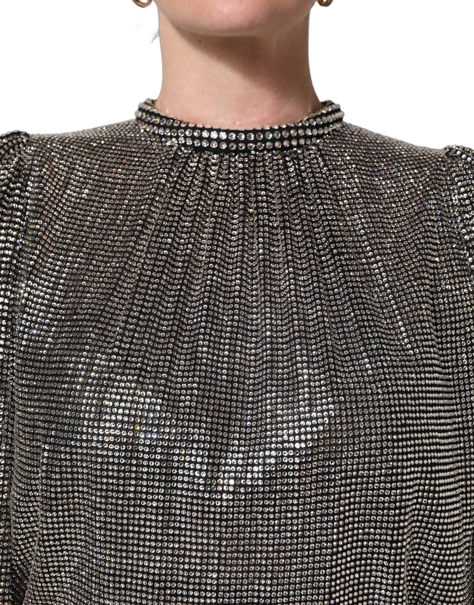 Body en dentelle argentée Dolce & Gabbana avec manches longues et détails en strass, style mini robe élégante.