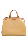 Sac Louis Vuitton Monogram Vernis Brea MM beige poudre avec logo LV en relief et poignée en cuir verni.