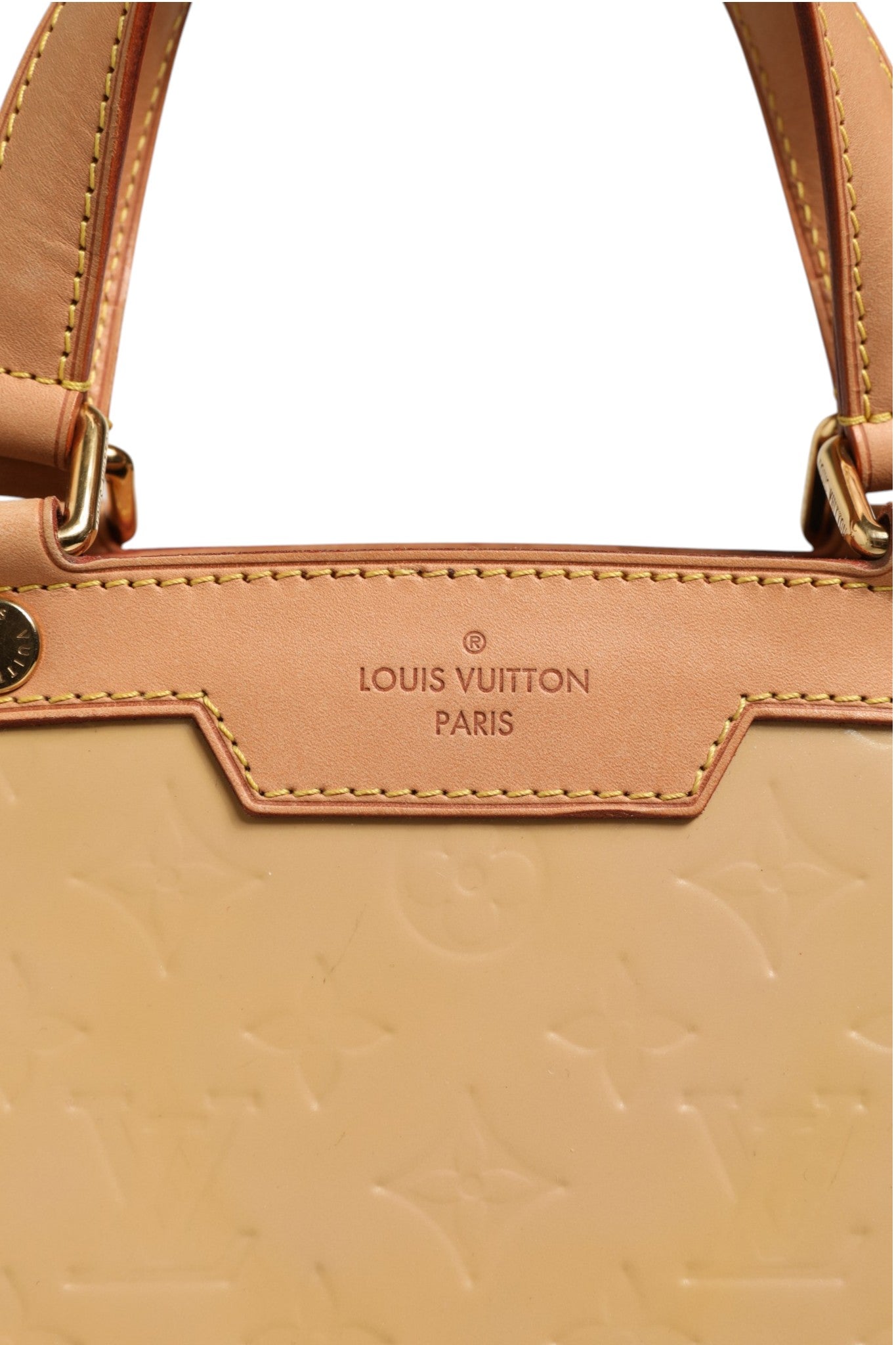 Sac Louis Vuitton Monogram Vernis Brea MM beige poudre avec logo LV et poignée en cuir, vue de face.