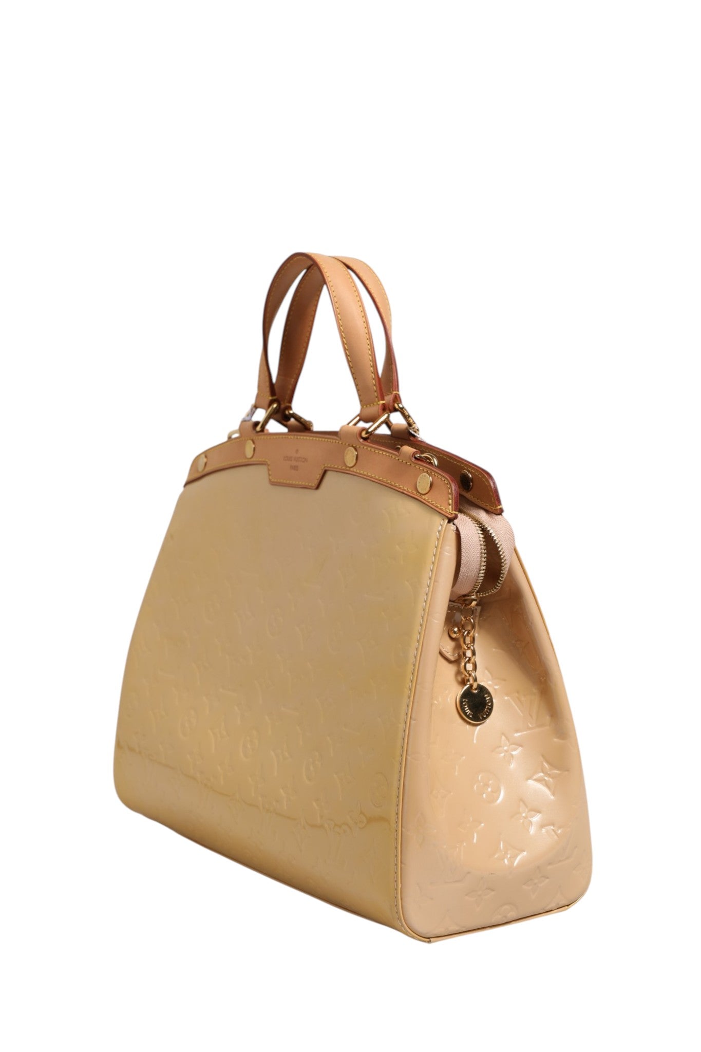 Sac Louis Vuitton Monogram Vernis Brea MM beige poudre, finition élégante avec logo LV en relief, vue de face.