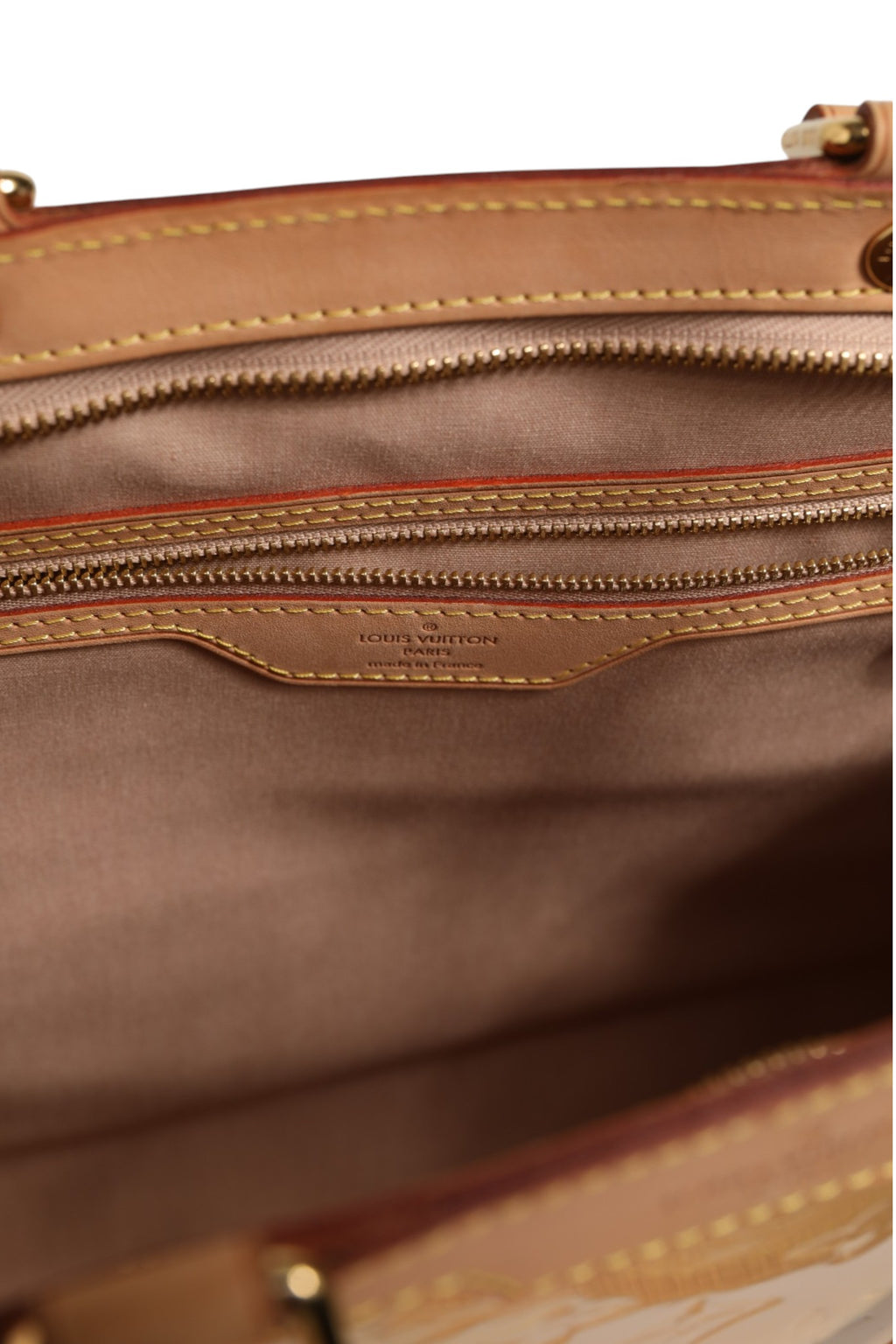 Sac Louis Vuitton Monogram Vernis Brea MM beige poudre avec logo LV en relief, élégant et brillant, pour femme.