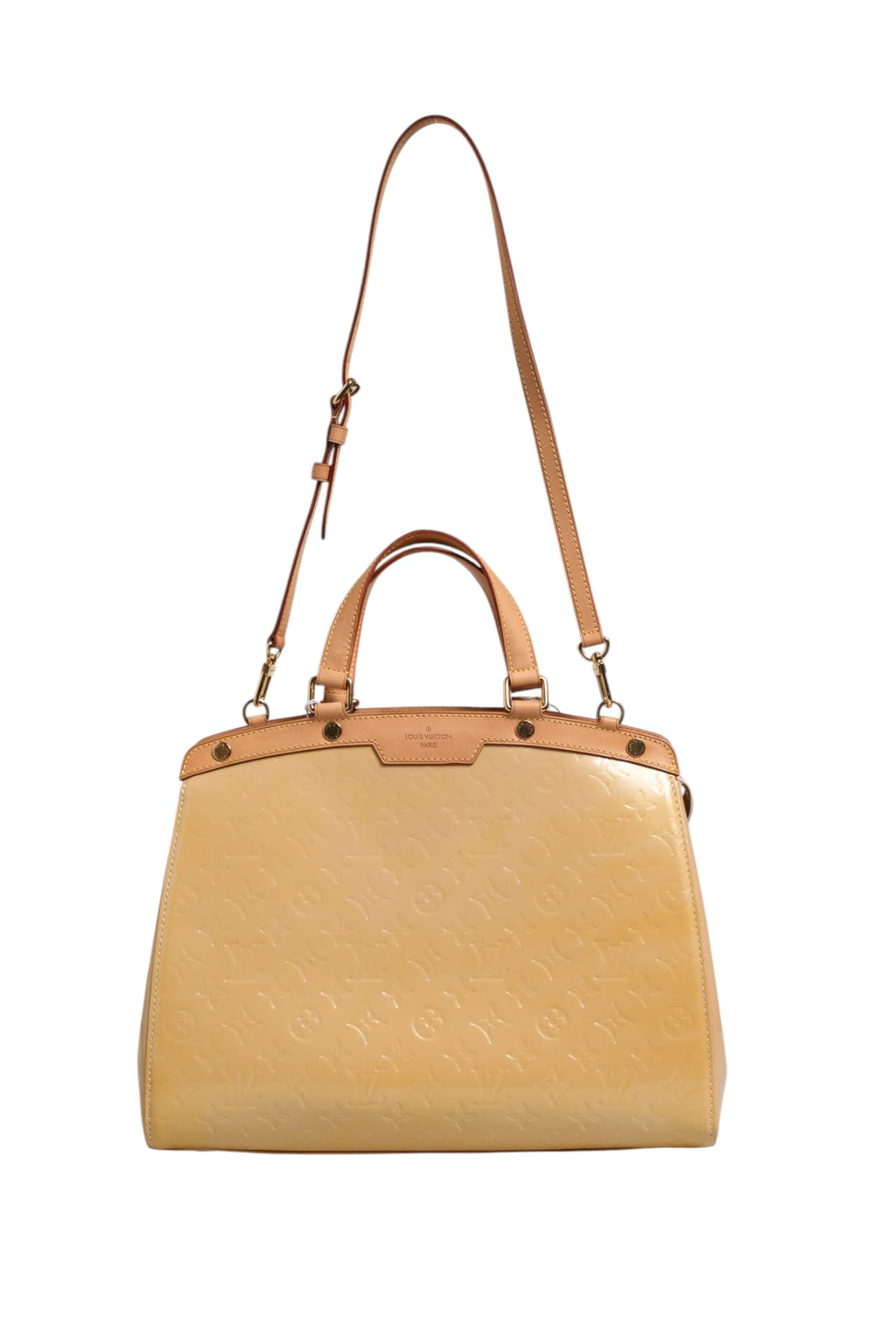 Sac Louis Vuitton Monogram Vernis Brea MM beige poudre avec logo LV brillant, en cuir verni élégant.