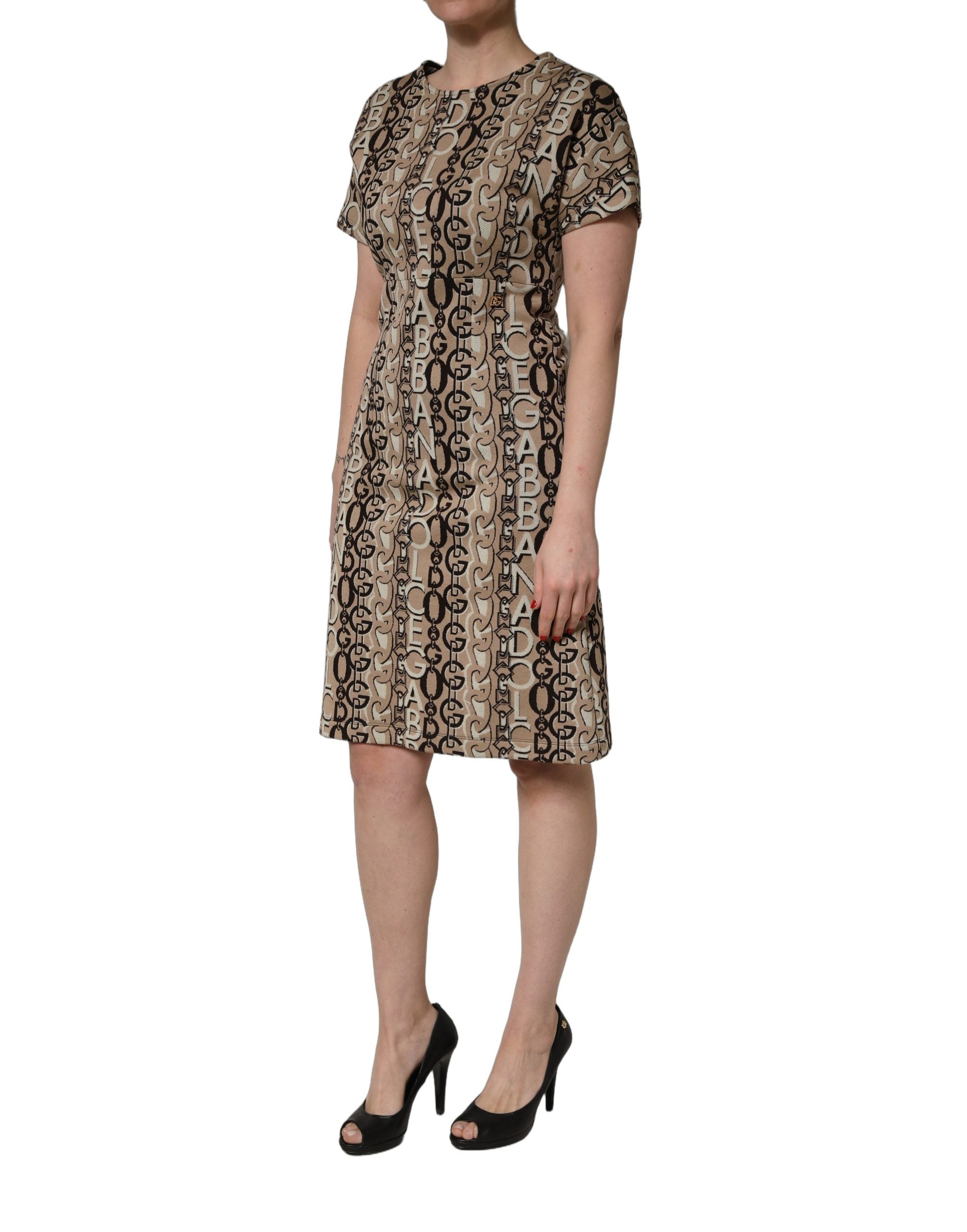 Robe courte Dolce & Gabbana en maille marron avec logo DG, manches courtes, coupe ajustée et détails de chaîne.