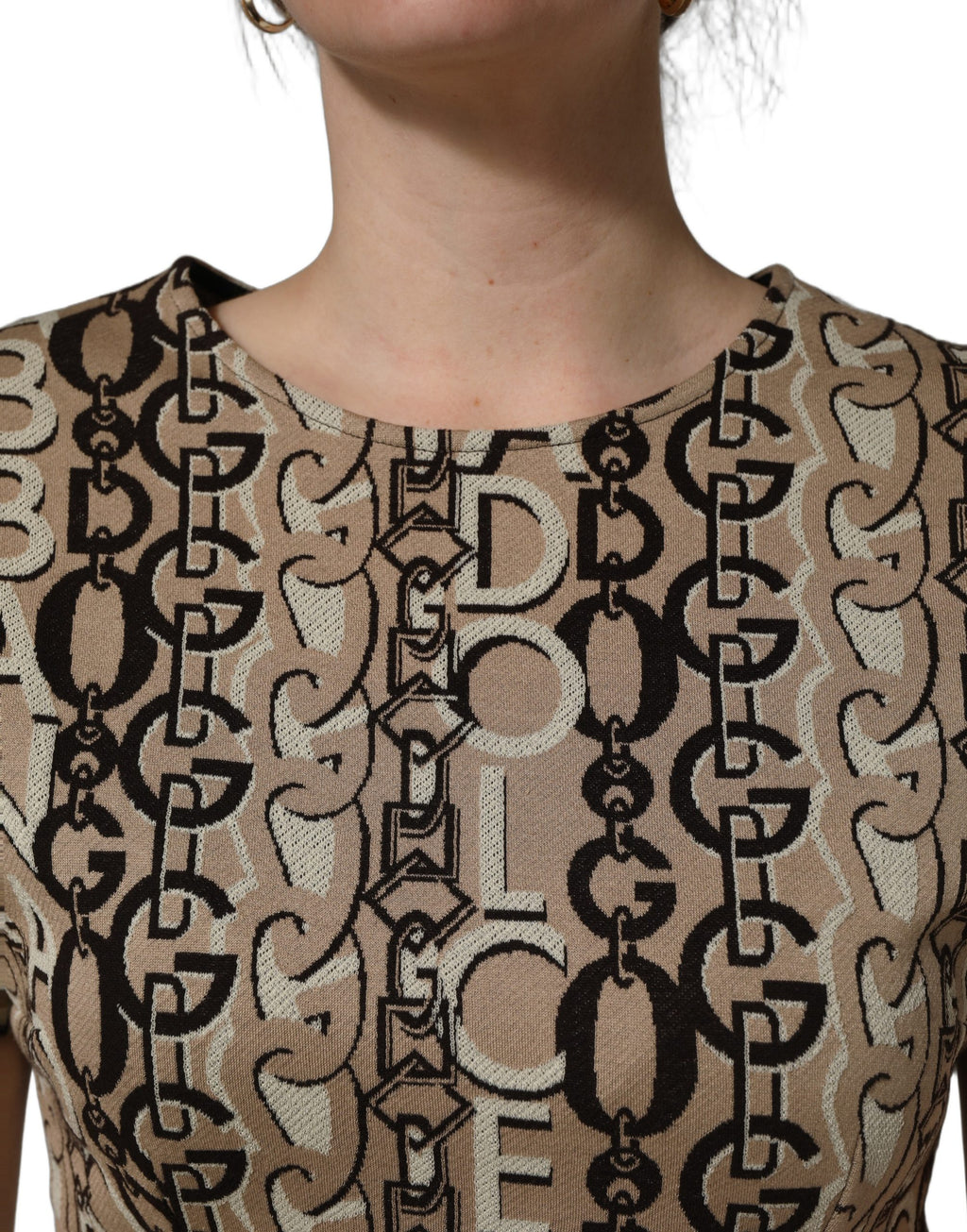 Robe courte Dolce & Gabbana en jersey marron avec logo DG, manches courtes et coupe ajustée, élégante et moderne.