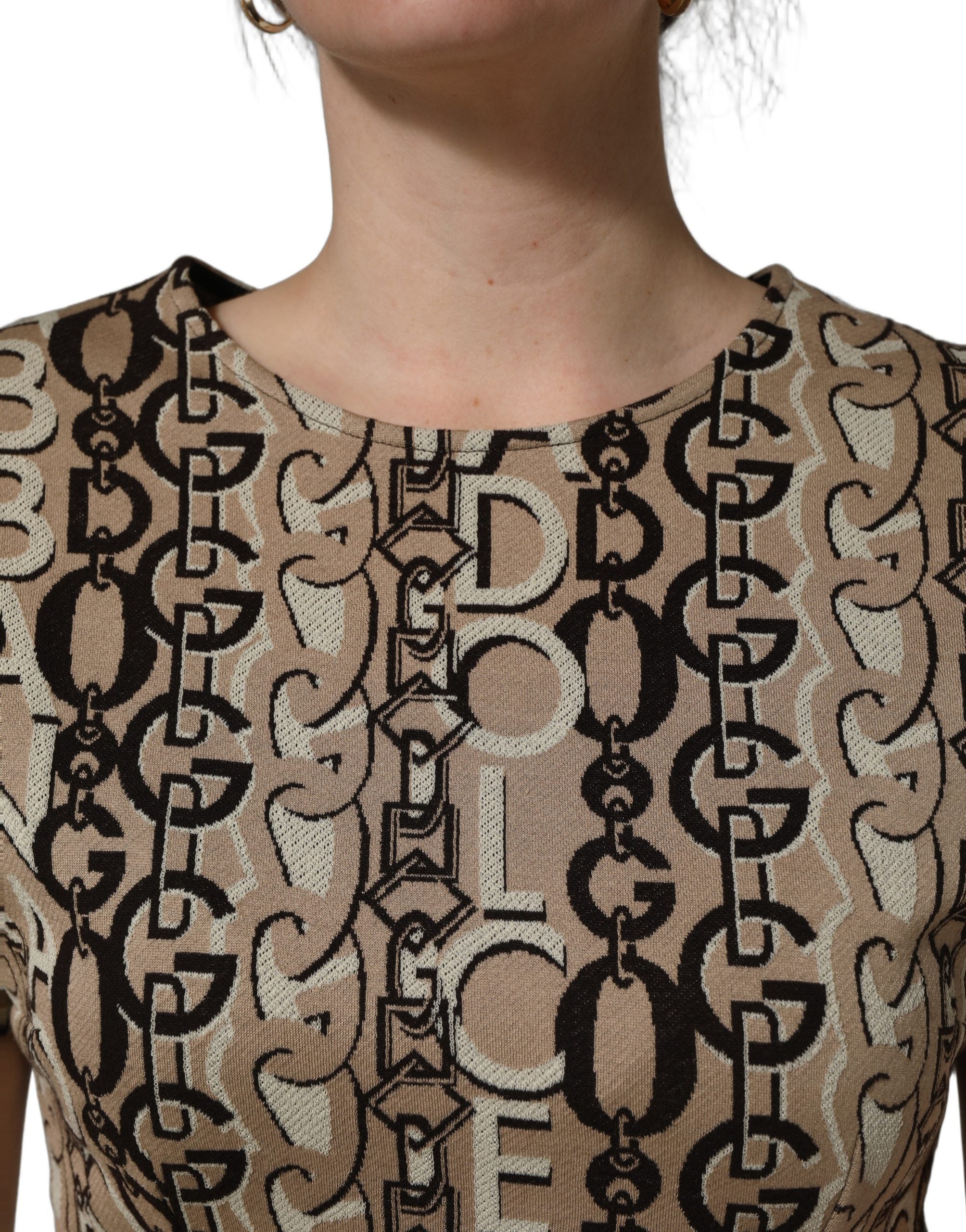 Robe courte Dolce & Gabbana en jersey marron avec logo DG, manches courtes et coupe ajustée, élégante et moderne.