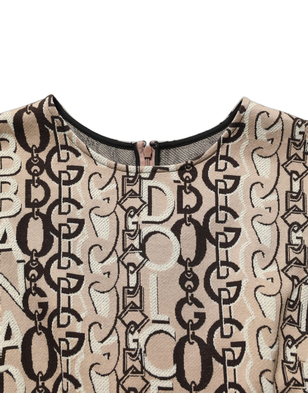 Robe droite courte Dolce & Gabbana en brun avec logo DG, col court, manches courtes, détail chaîne dorée visible.