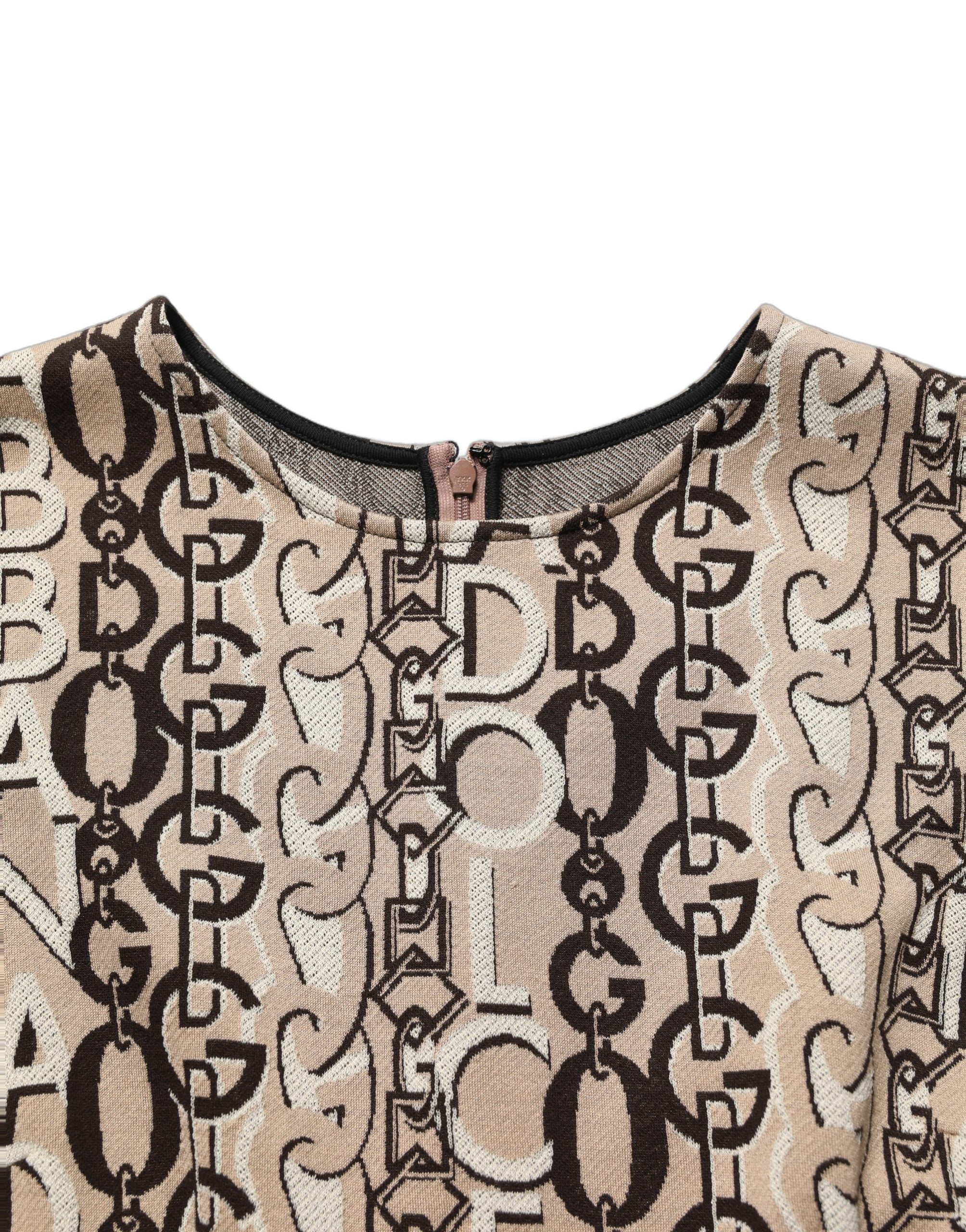 Robe droite courte Dolce & Gabbana en brun avec logo DG, col court, manches courtes, détail chaîne dorée visible.