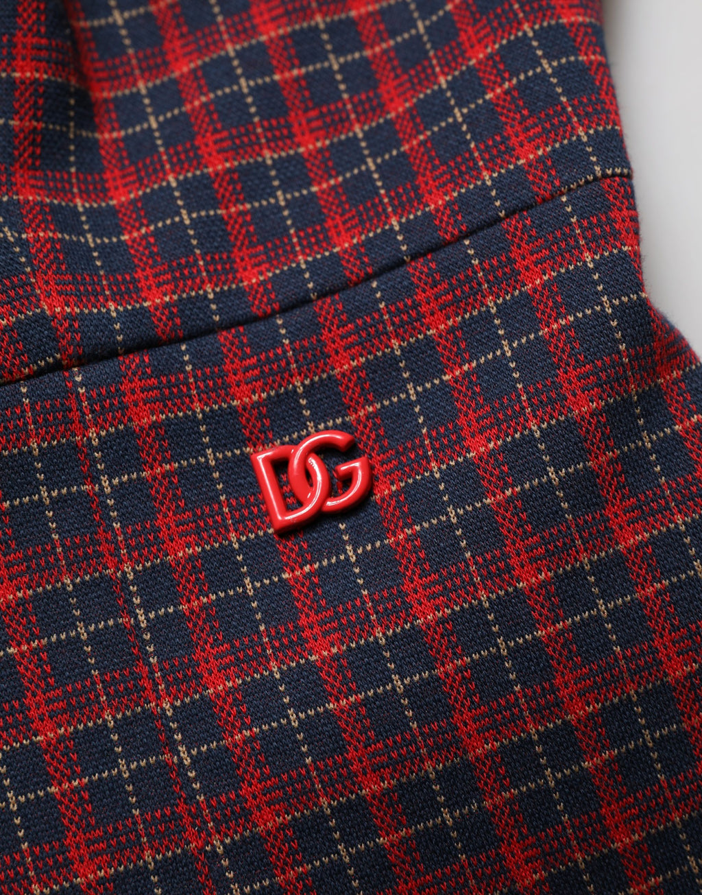 Robe courte Dolce & Gabbana à carreaux rouge et noir à manches courtes, coupe ajustée et élégante.