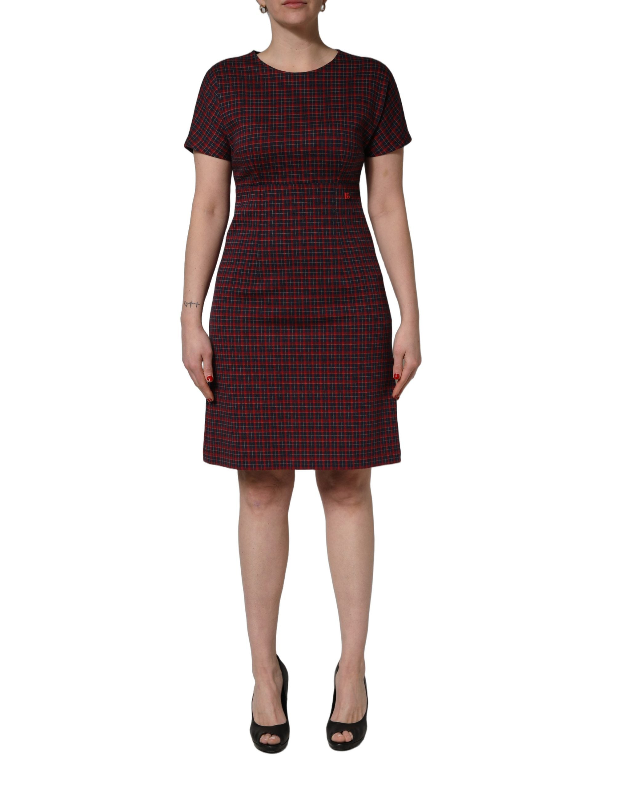 Robe courte Dolce & Gabbana à carreaux rouges et noirs, manches courtes et coupe ajustée, style élégant et tendance.