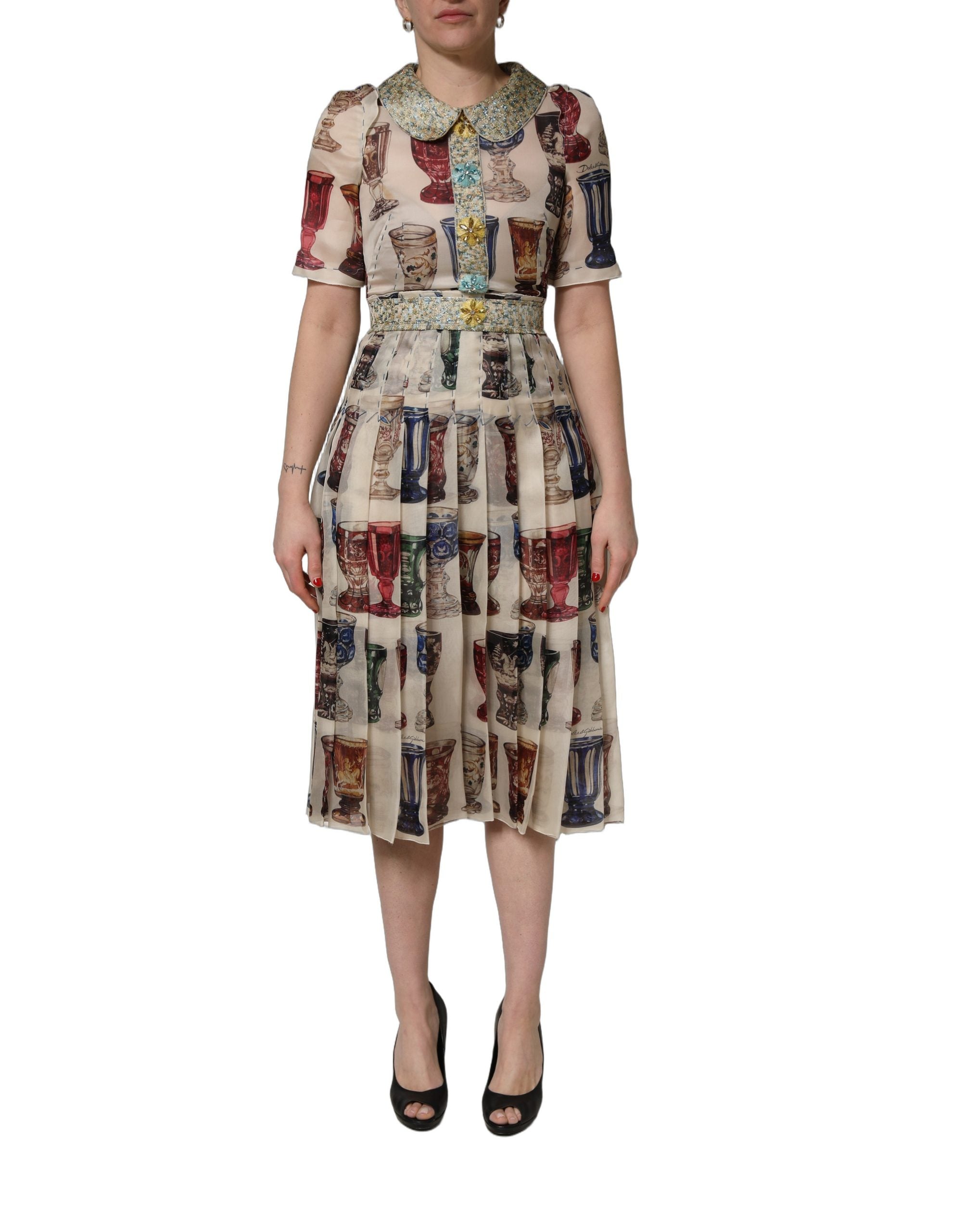 Robe midi vintage multicolore en verre de Dolce & Gabbana, design élégant et coloré, portée par un mannequin.