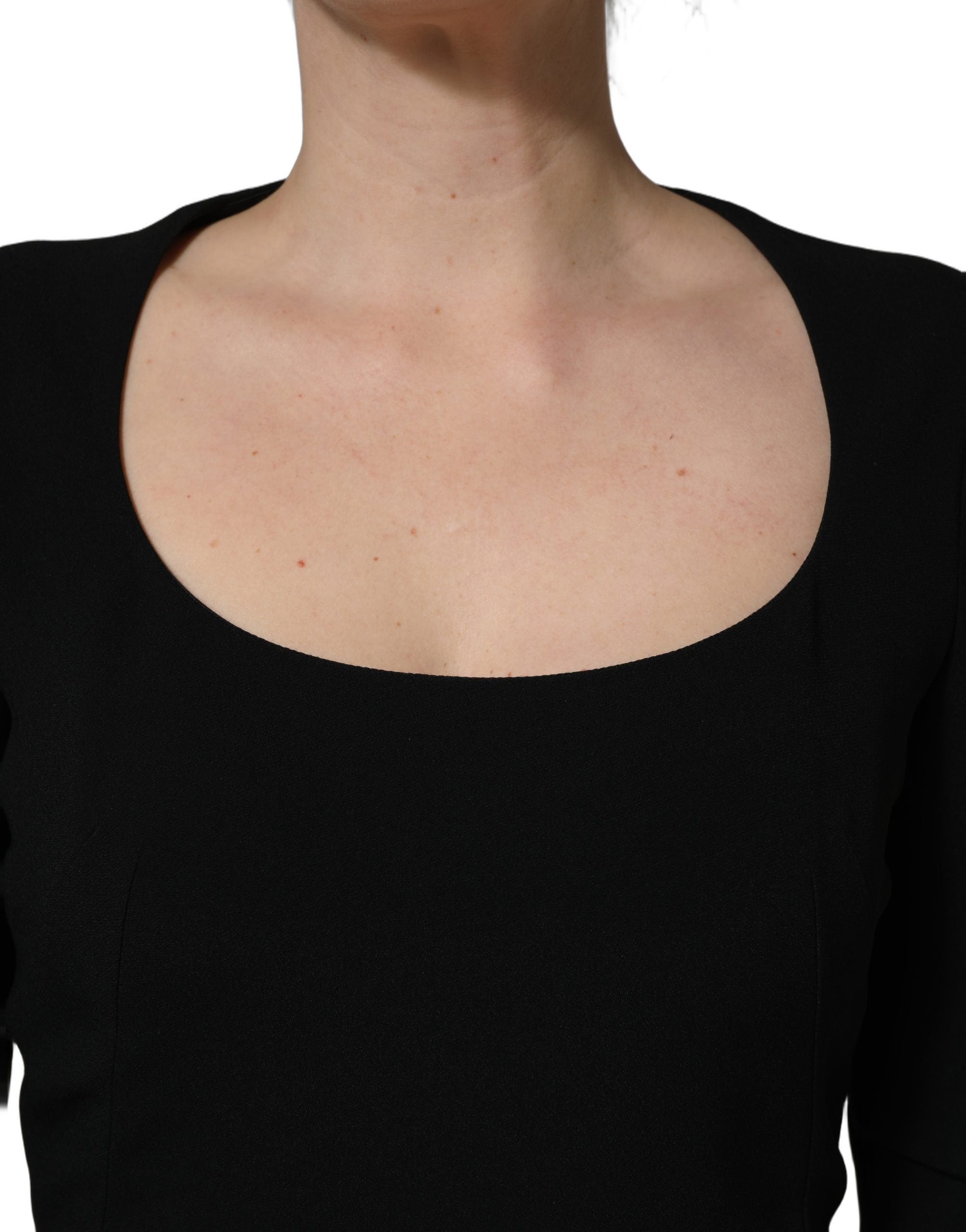 Robe courte noire Roberto Cavalli à manches longues et col en scoop, élégante et moulante, vue de face.