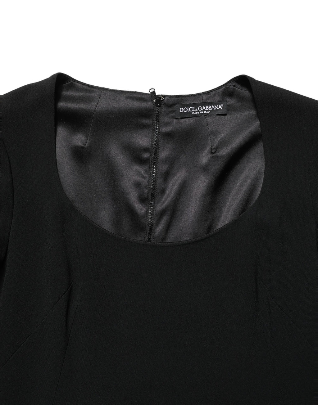 Robe courte noire Roberto Cavalli à manches longues et col en scoop, élégante et ajustée, vue de face.