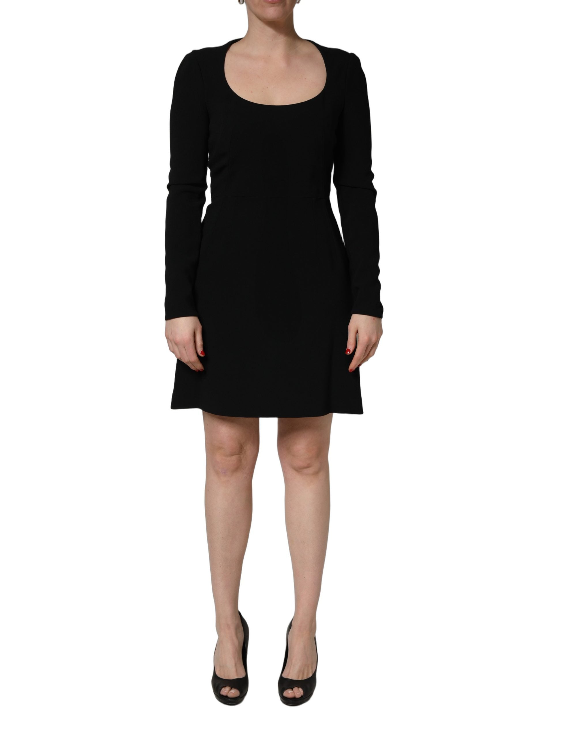 Robe courte noire Roberto Cavalli à manches longues et décolleté en scoop, élégante et moulante.