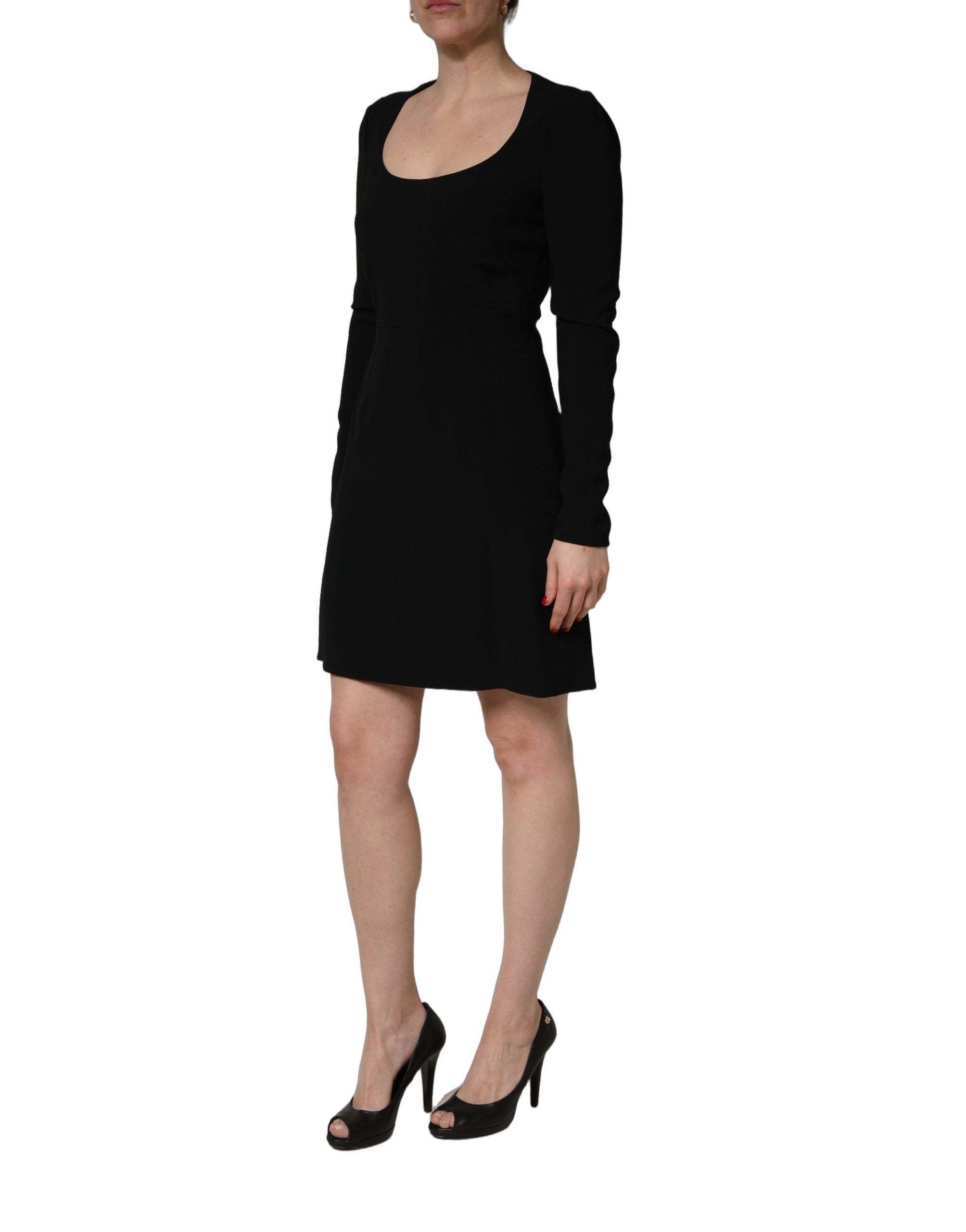 Robe courte noire Roberto Cavalli à manches longues et col en scoop, élégante et ajustée, vue de face.