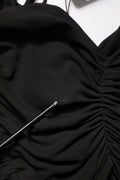 Robe noire en jersey Dolce & Gabbana, longueur calf, avec découpes, drapée et détails ruchés.