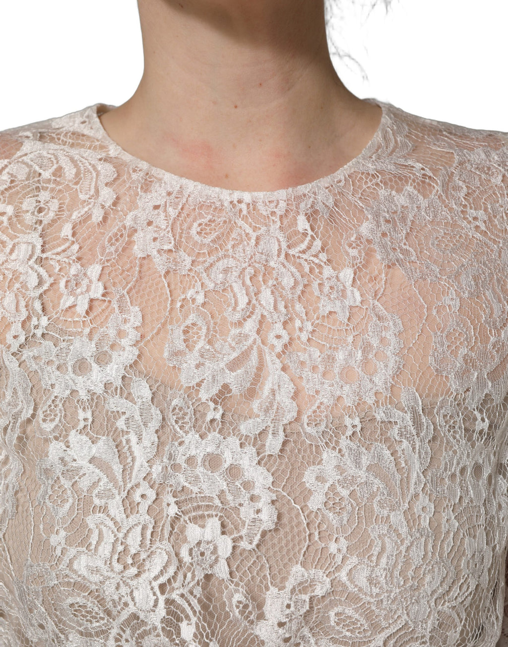 Robe Dolce & Gabbana blanche avec top en dentelle ornée de détails, associée à une jupe noire élégante.