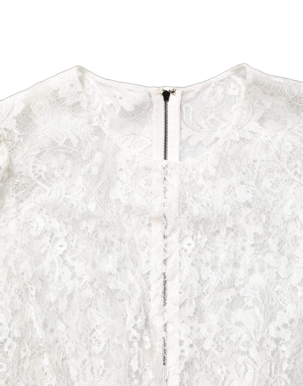 Robe Dolce & Gabbana en dentelle blanche avec embellissements, associée à une jupe noire élégante.