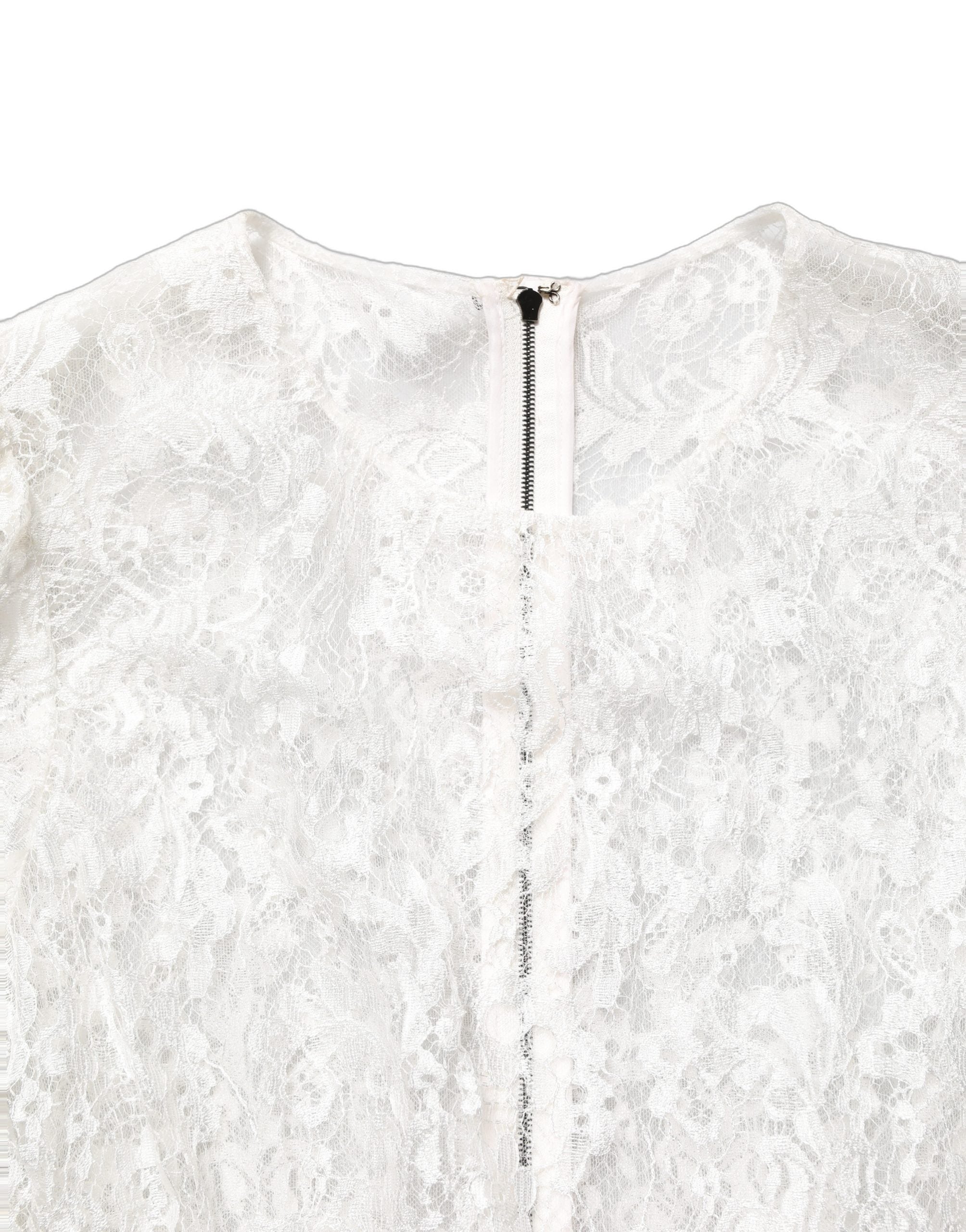 Robe Dolce & Gabbana en dentelle blanche avec embellissements, associée à une jupe noire élégante.