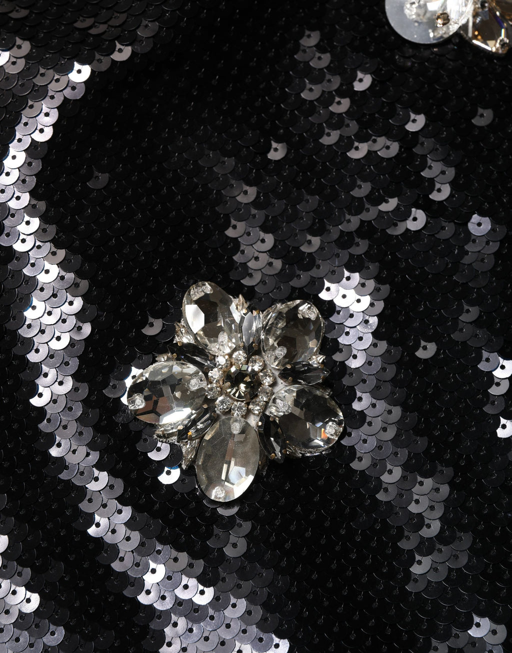 Robe Dolce & Gabbana blanche en dentelle avec embellissements, comprenant un haut en dentelle et une jupe noire élégante.
