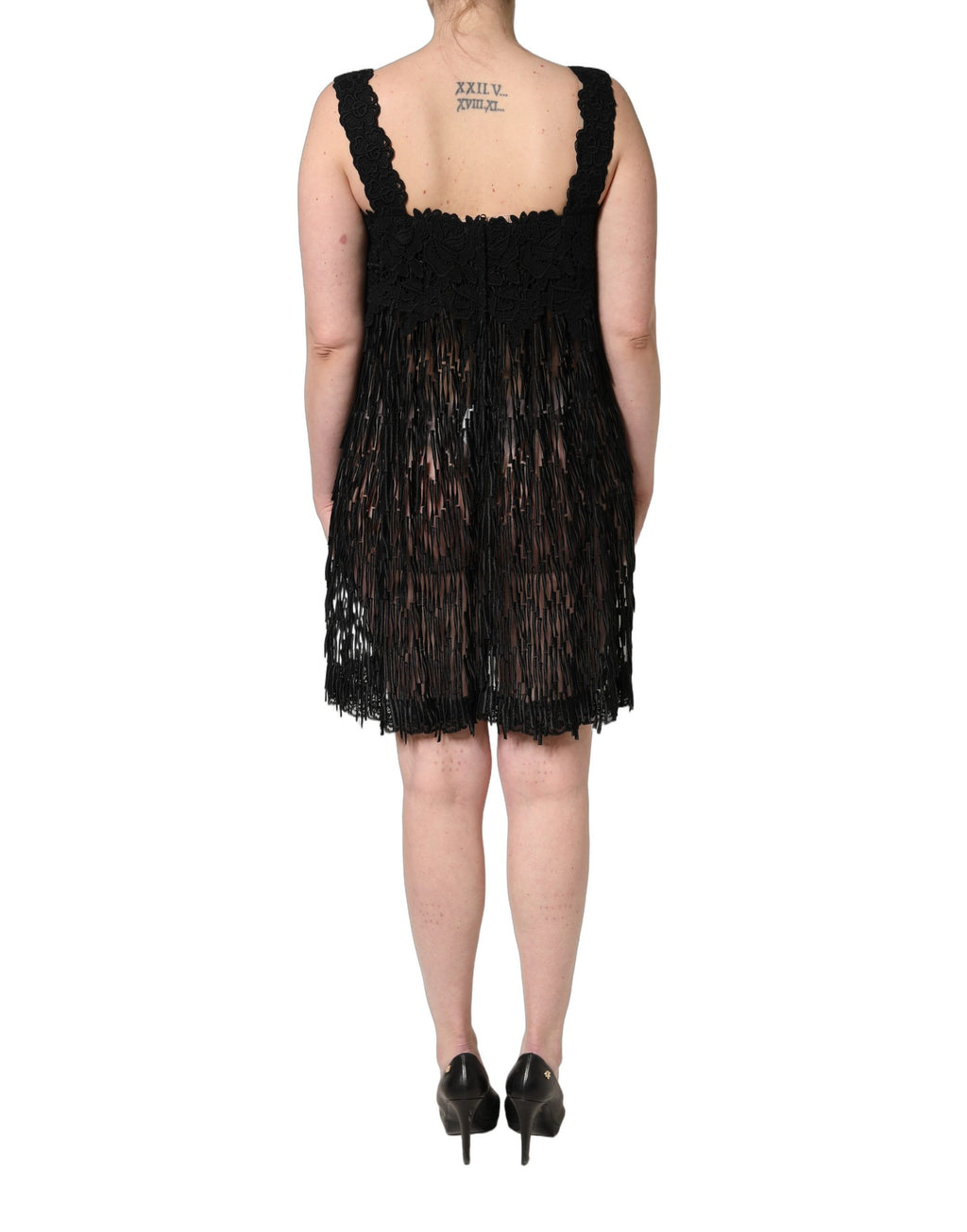 Robe courte sans manches en viscose noire avec franges, design élégant de Dolce & Gabbana.