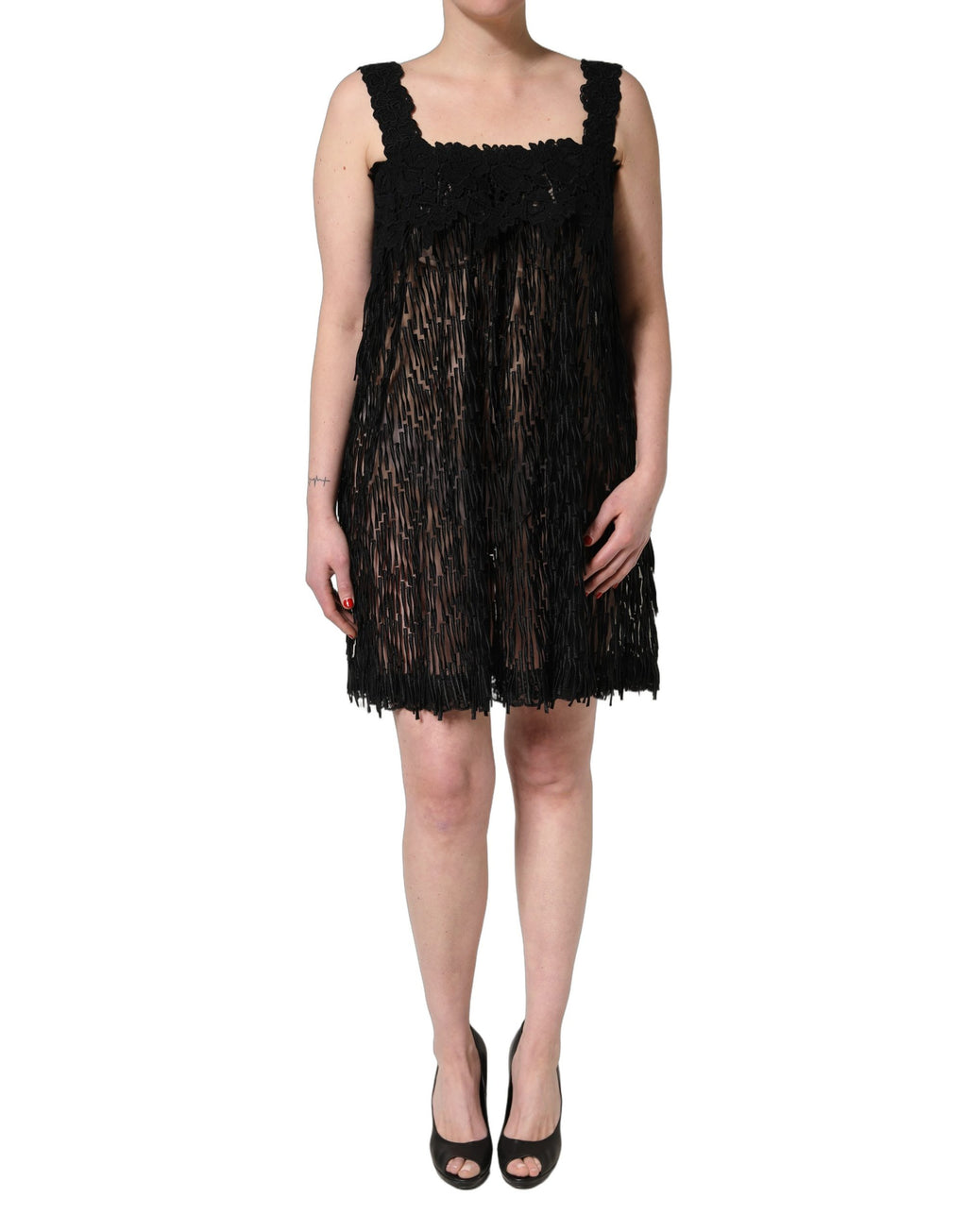 Robe mini sans manches noire en viscose Dolce & Gabbana avec franges, élégante et moderne, portée sur un mannequin.