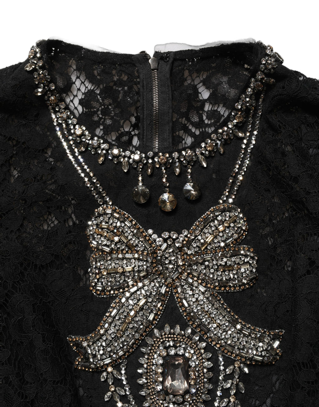 Robe midi noire Dolce & Gabbana en satin, ornée de cristaux brillants et ajustée en robe fourreau élégante.