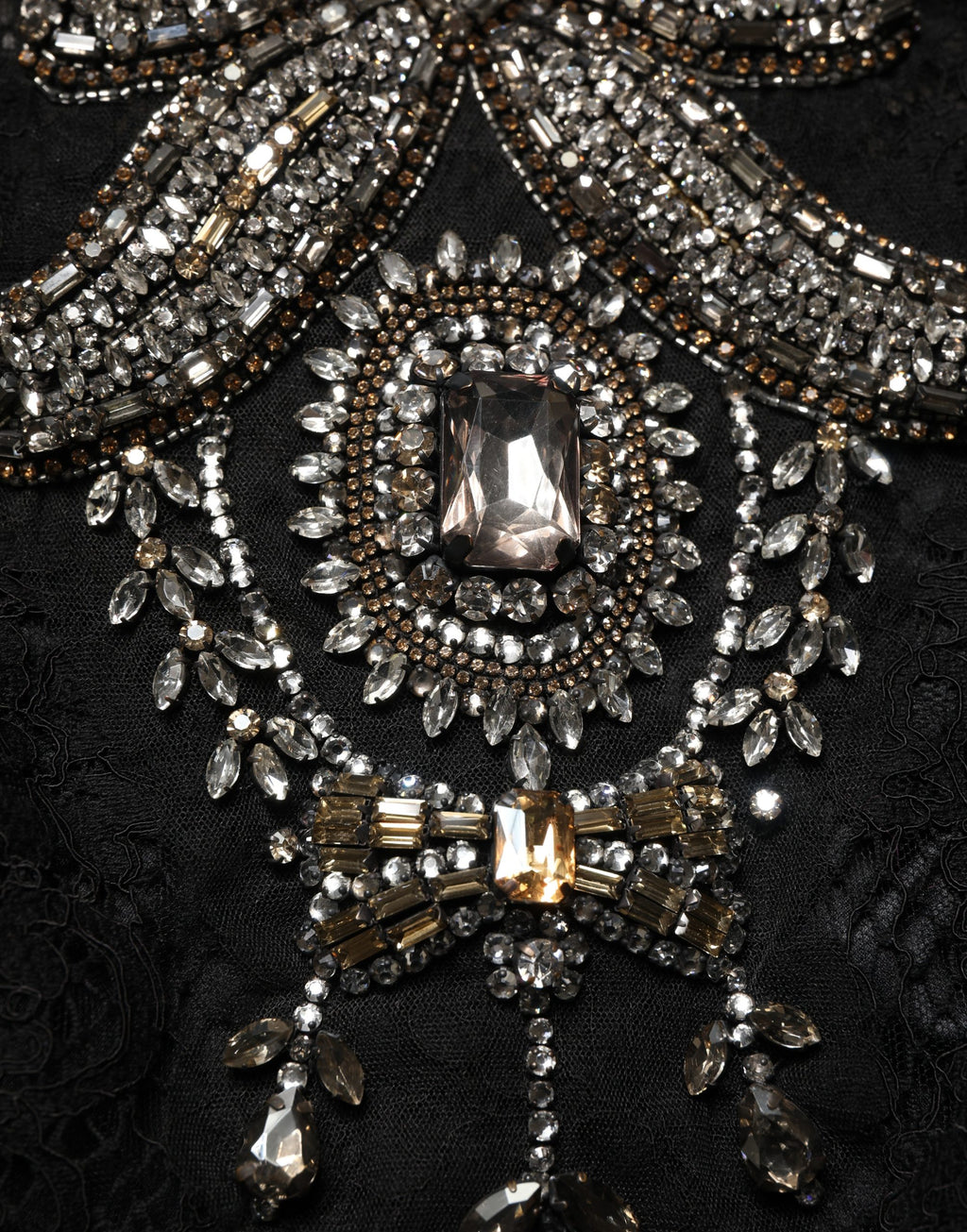 Robe midi noire Dolce & Gabbana à coupe ajustée, ornée de cristaux brillants et détails sophistiqués.