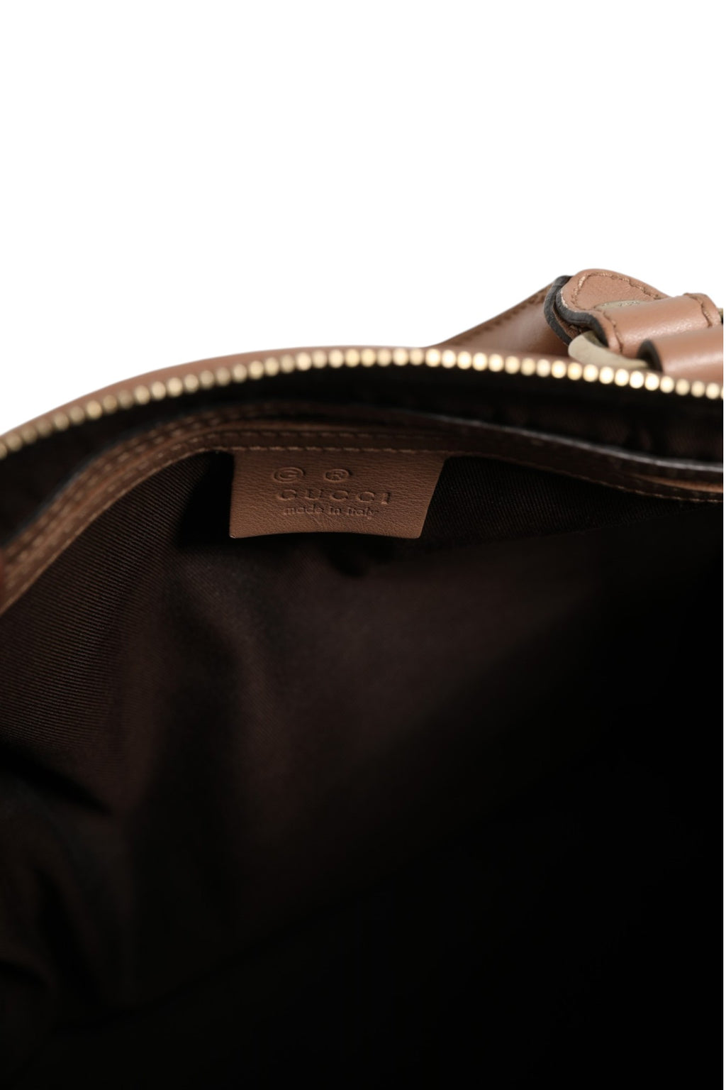 Sac Gucci Joy Boston en cuir noir avec logo GG, poignée en tissu et détails métalliques visibles sur cette image.