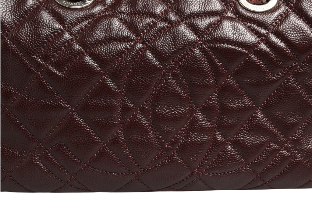 Sac Chanel Timeless Bowler avec poignée en cuir noir, détails en métal doré et logo Chanel visible sur le devant.