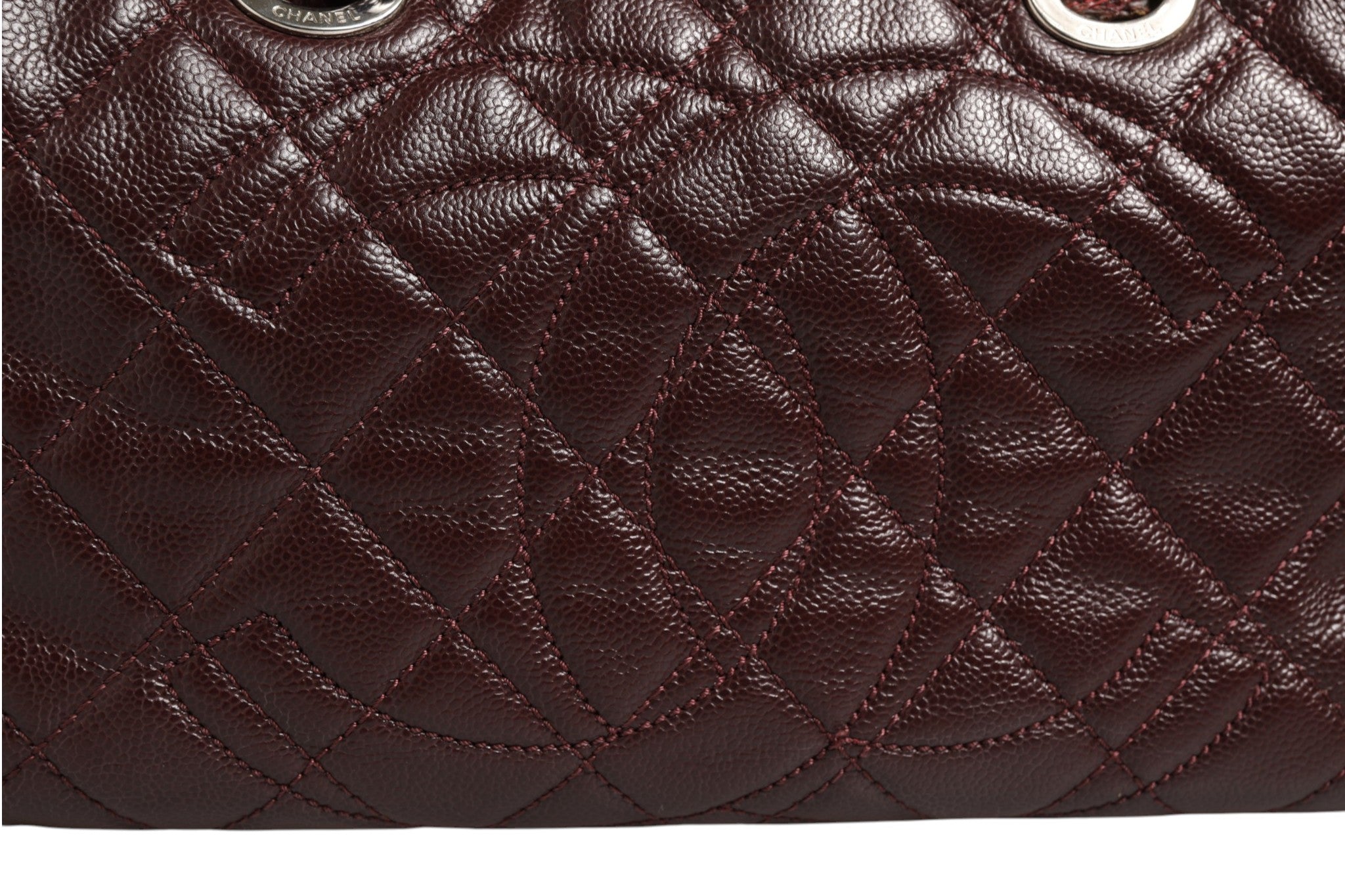 Sac Chanel Timeless Bowler avec poignée en cuir noir, détails en métal doré et logo Chanel visible sur le devant.