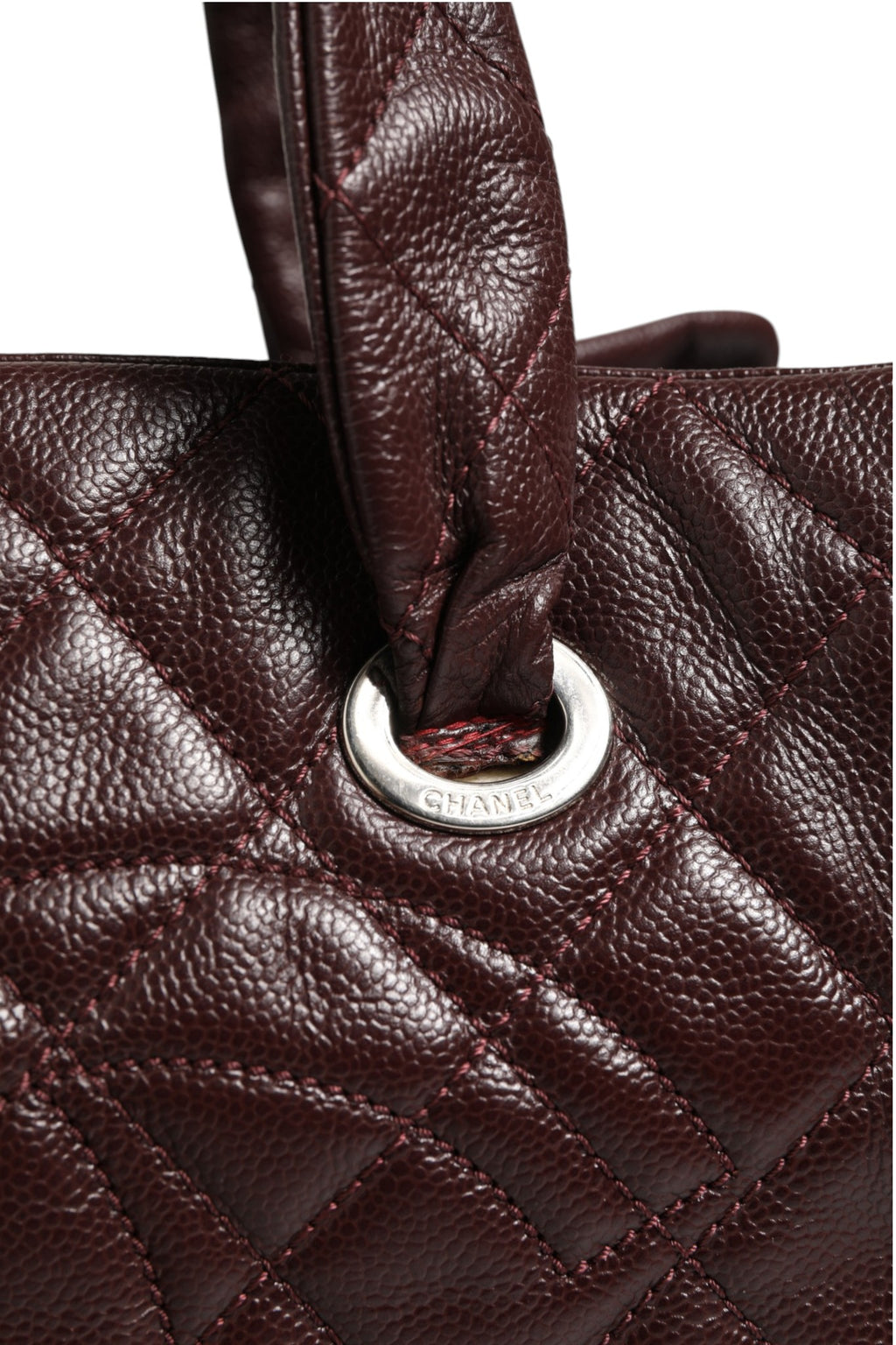 Sac à main Chanel Timeless Bowler Bag en cuir noir avec logo Chanel en métal doré et poignée élégante.