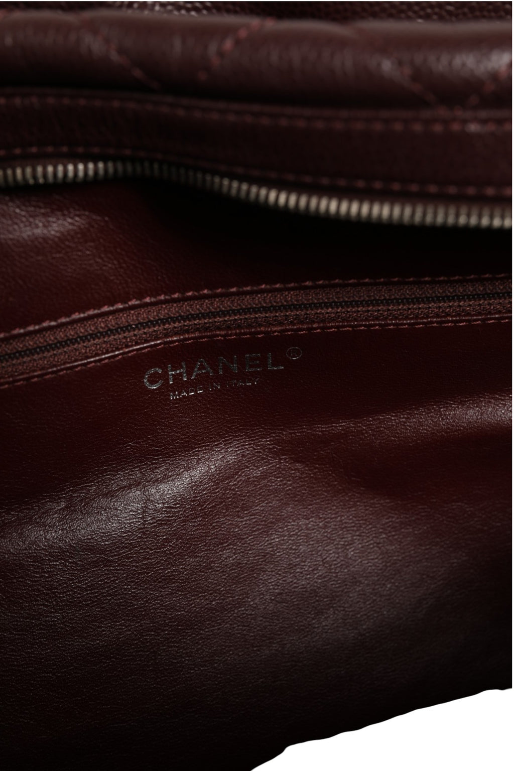 Sac Chanel Timeless Bowler avec poignées en cuir noir, motif matelassé et logo Chanel en métal doré visible sur l'image.