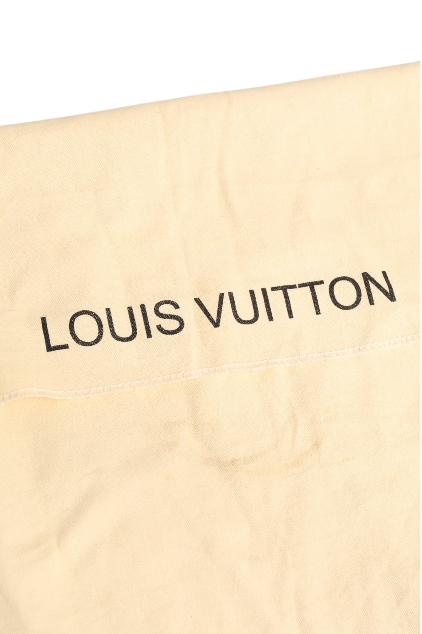Sac tote Louis Vuitton Belmont en Damier Ebene, avec poignées en cuir et fermeture sécurisée, devant un fond neutre.