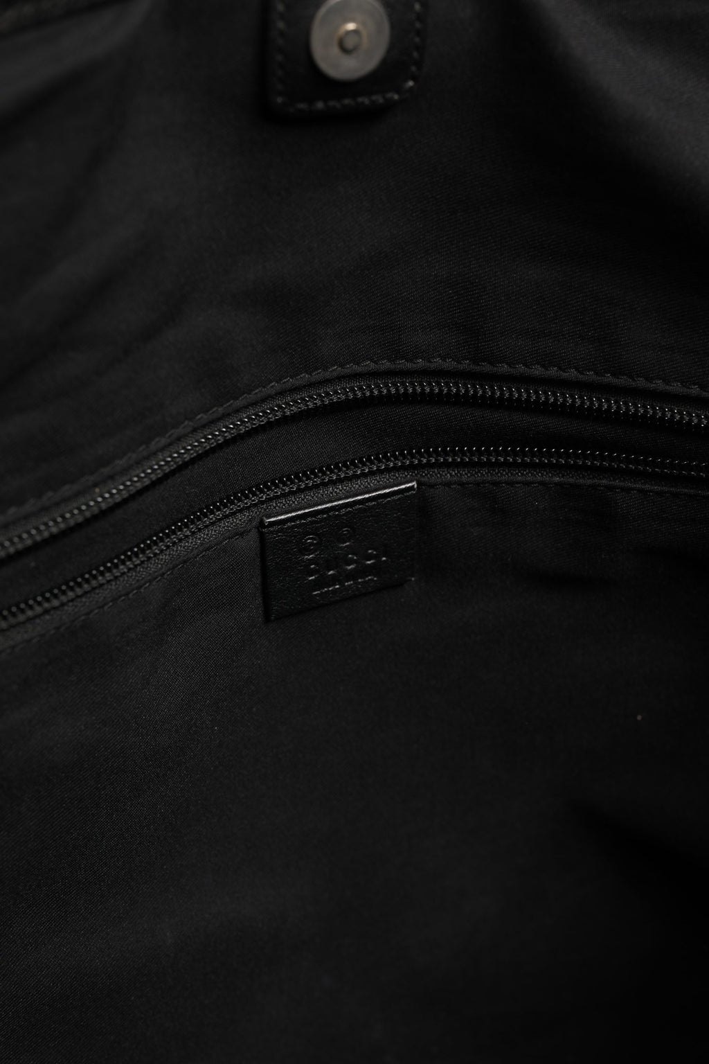 Sac cabas Gucci GG en toile monogrammée, avec poignées en cuir et design élégant, pour un look sophistiqué.