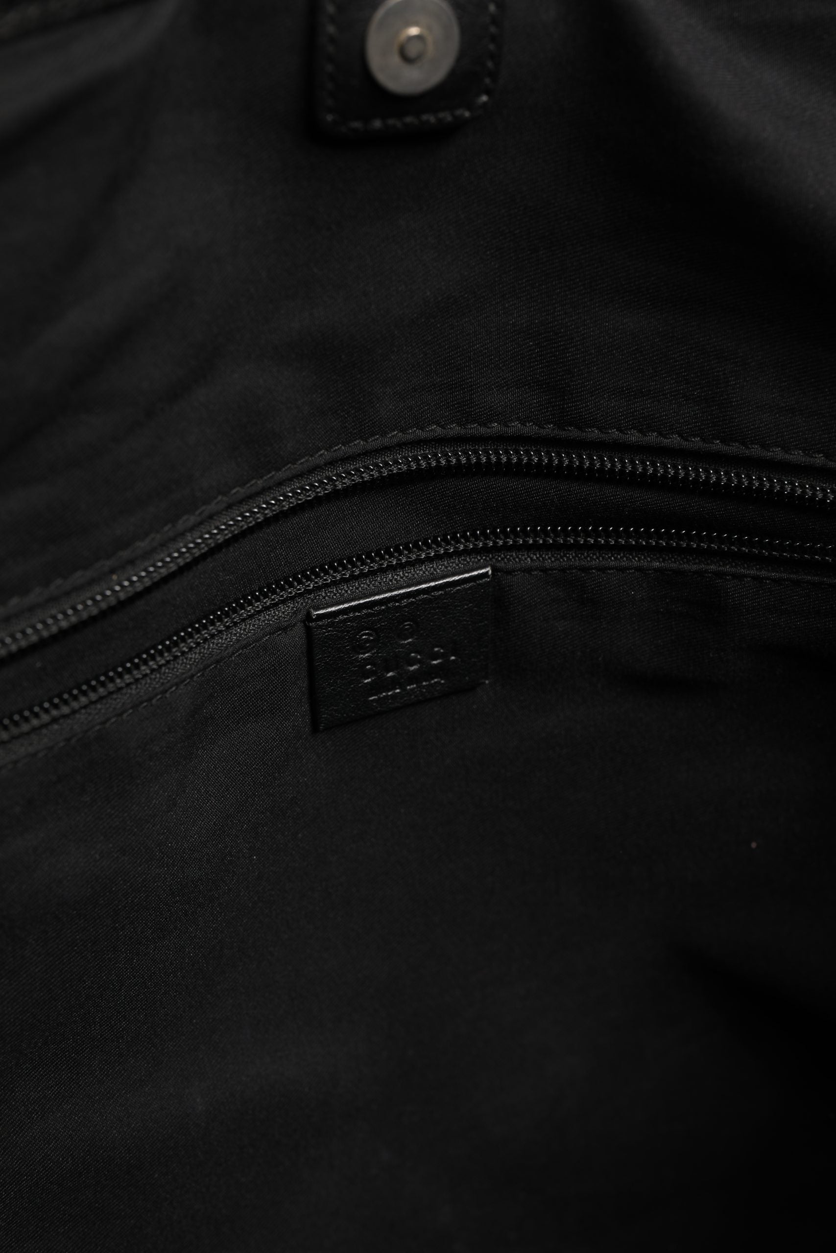 Sac cabas Gucci GG en toile monogrammée, avec poignées en cuir et design élégant, pour un look sophistiqué.