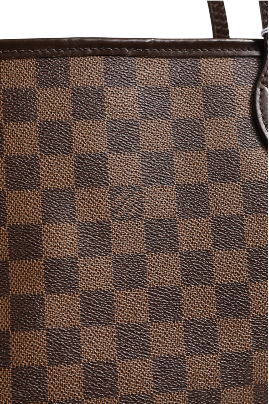 Sac Louis Vuitton Neverfull MM Damier Ebene en toile à motif checkers, grand modèle avec poignées en cuir.
