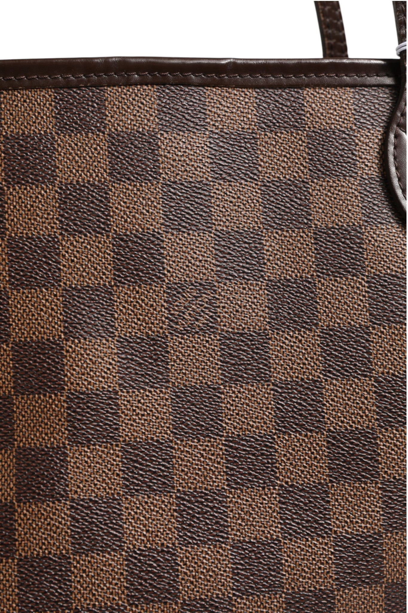 Sac Louis Vuitton Neverfull MM Damier Ebene en toile à motif checkers, grand modèle avec poignées en cuir.