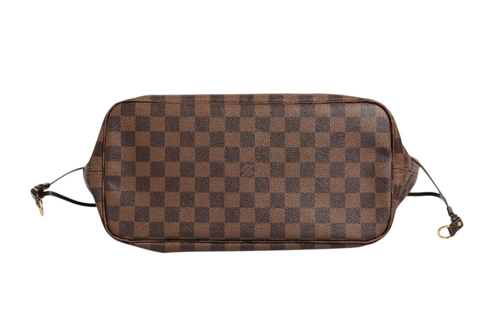 Sac tote Louis Vuitton Neverfull MM Damier Ebene avec bandoulière, intérieur spacieux et motif à damier brun foncé.