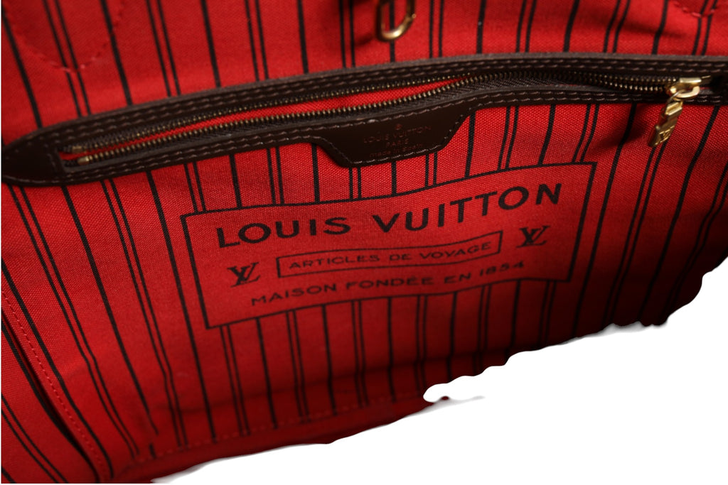 Sac cabas Louis Vuitton Neverfull MM Damier Ebene avec poignées en cuir et intérieur spacieux, motif à damier brun foncé.