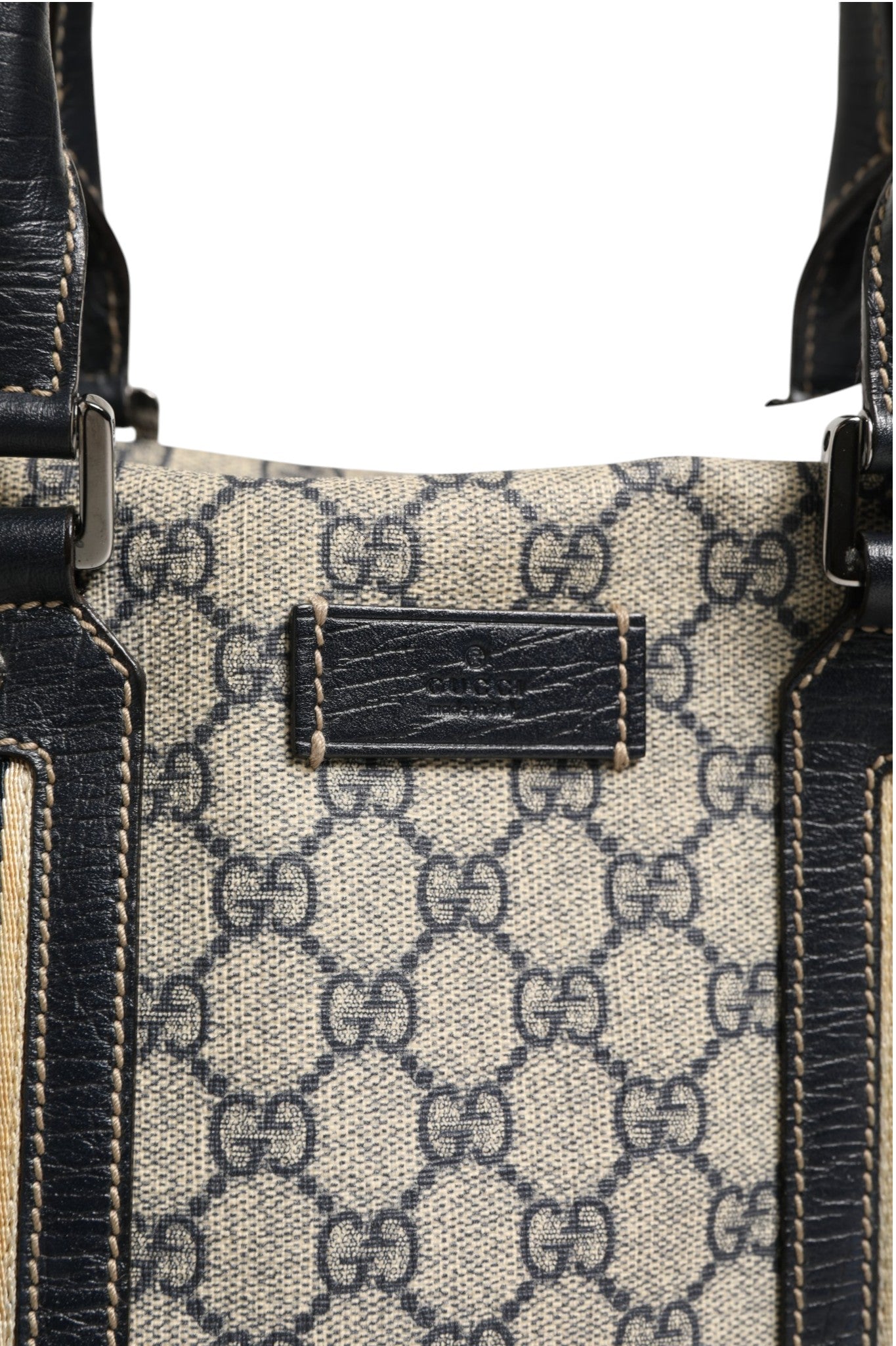 Sac Gucci GG Supreme Boston avec poignées en cuir et fermeture zippée, motif monogramme emblématique Gucci.
