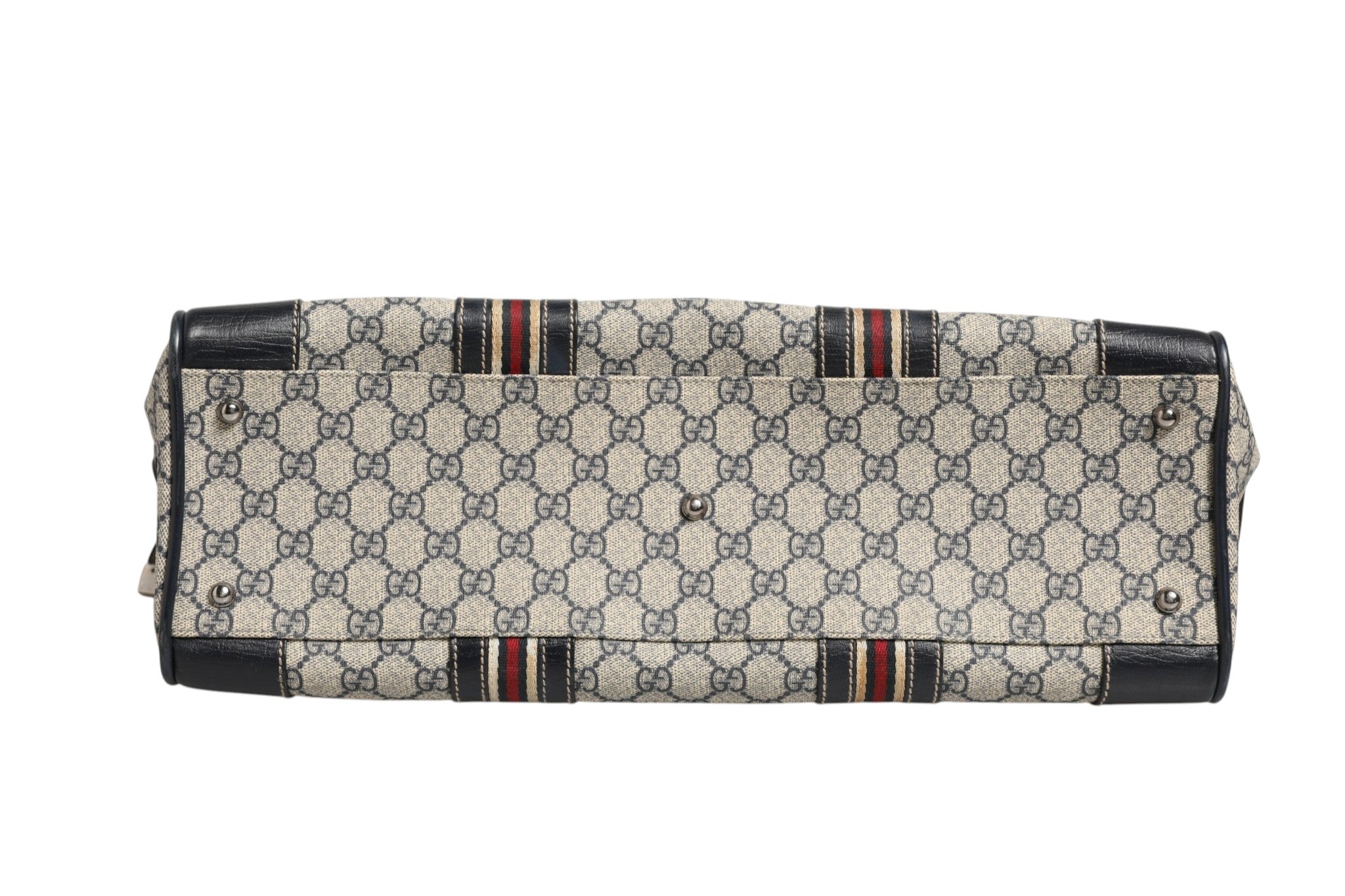 Sac à main Gucci GG Supreme Boston avec poignées en cuir et fermeture zippée, design élégant et spacieux.