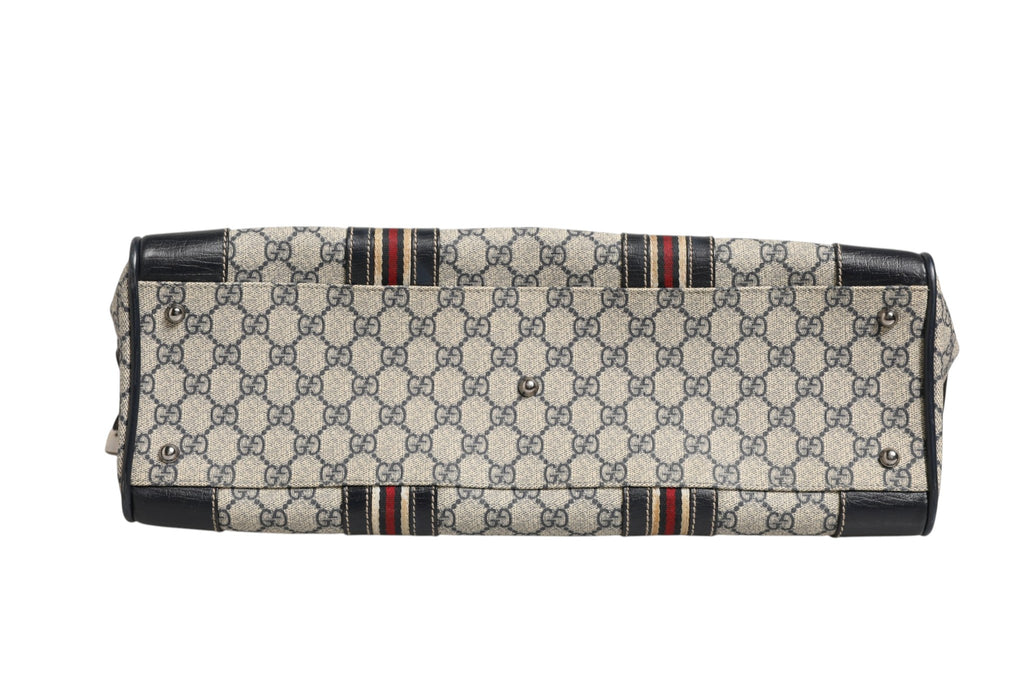 Sac à main Gucci GG Supreme Boston avec poignées en cuir et fermeture zippée, design élégant et spacieux.