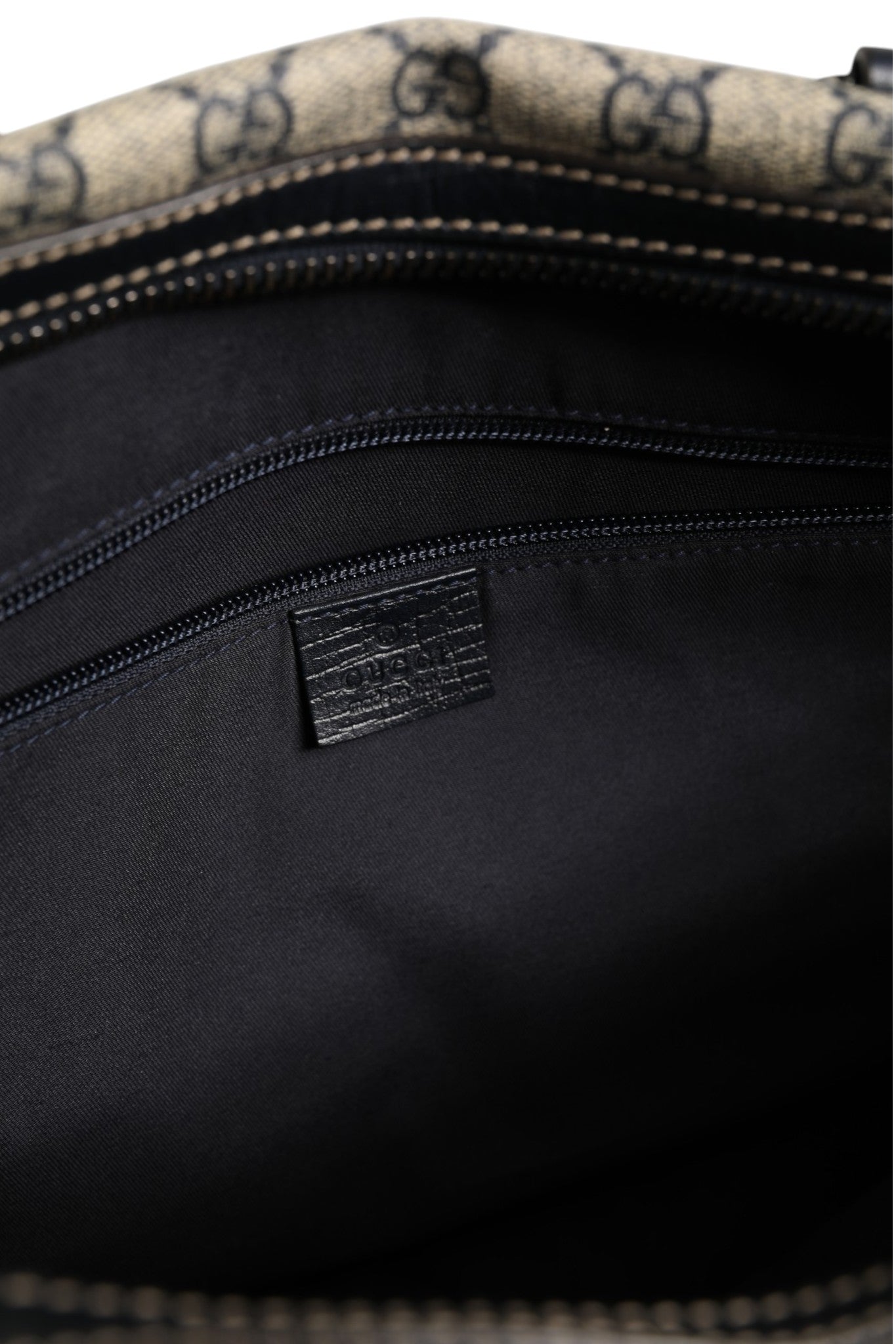 Sac à main Gucci GG Supreme Boston avec poignées en cuir et logo Gucci, en tissu monogrammé beige et marron.