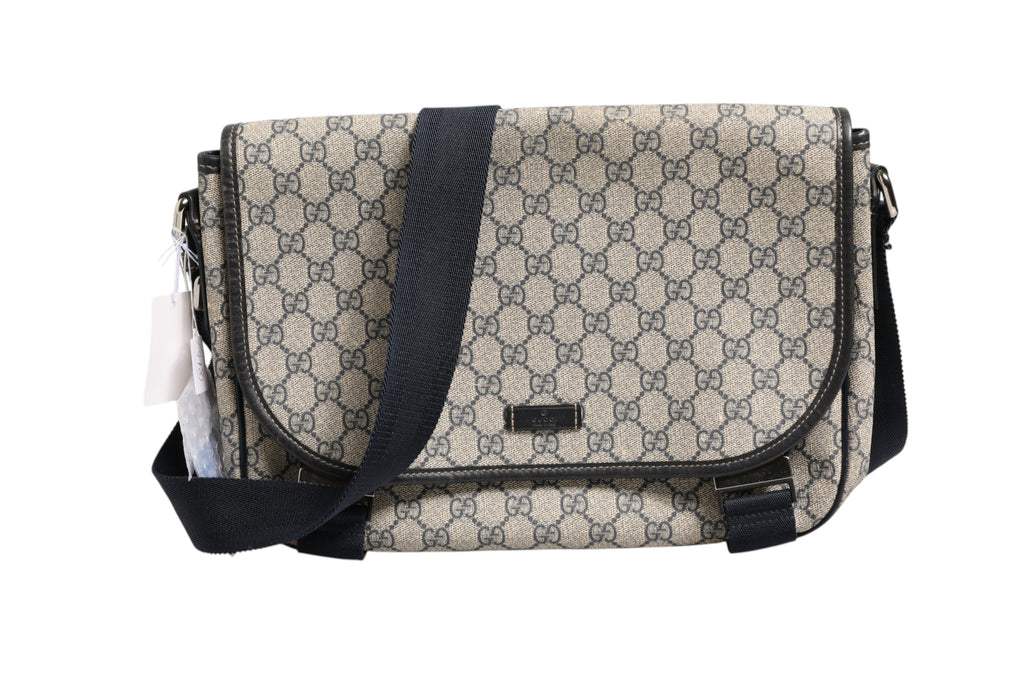 Sac Messenger Gucci GG Supreme en cuir avec motif monogramme, bandoulière réglable, style élégant et sophistiqué.