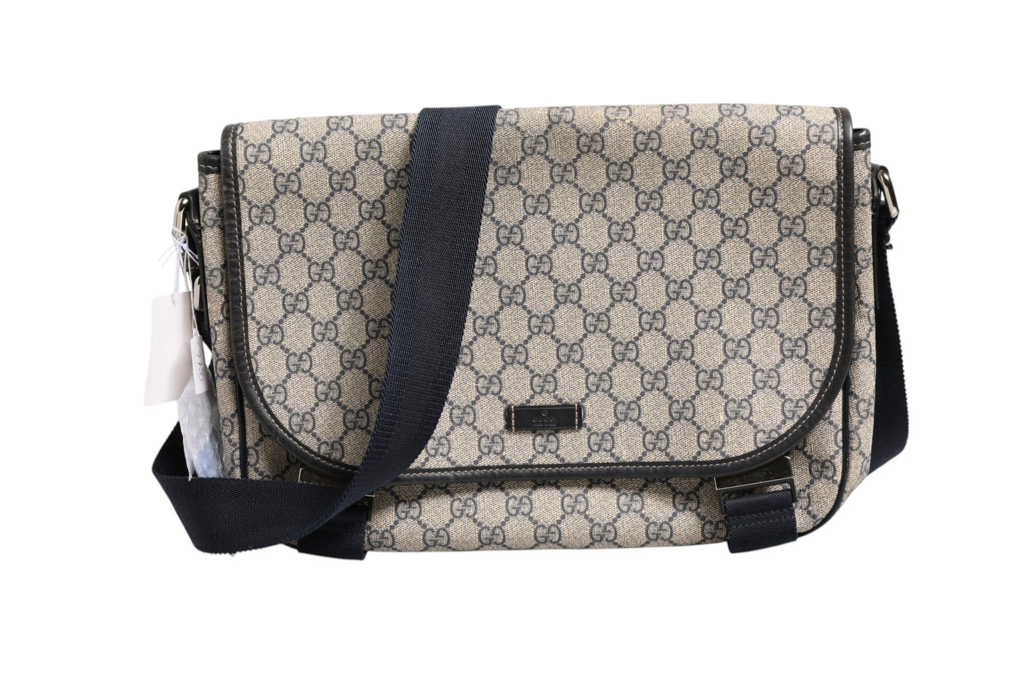 Sac Messenger Gucci GG Supreme en cuir avec motif monogramme, bandoulière réglable, style élégant et sophistiqué.
