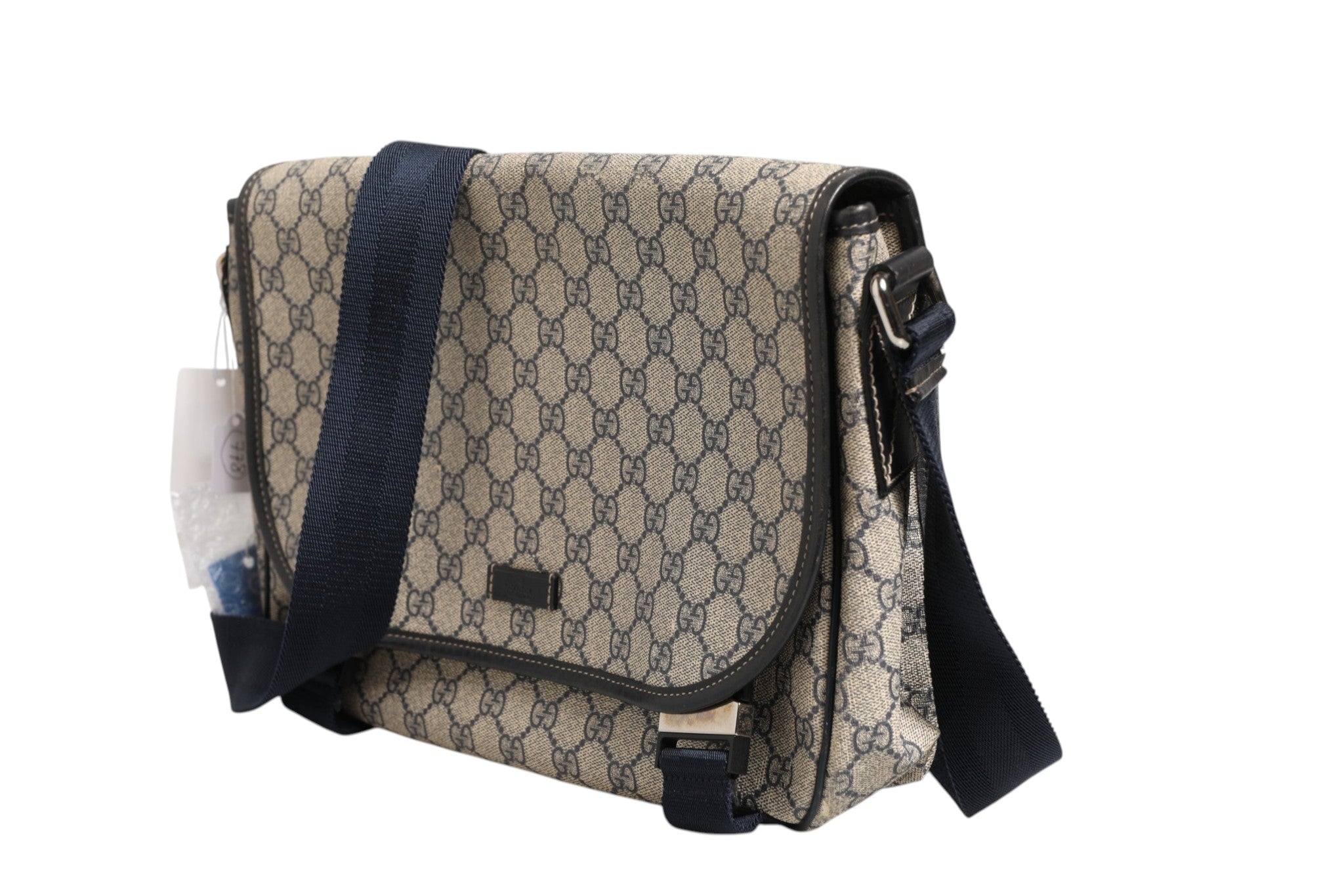 Sac messenger Gucci GG Supreme avec logo emblématique, bandoulière réglable et design élégant en toile durable.
