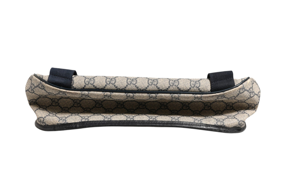 Sac messenger Gucci GG Supreme en toile avec bandoulière en cuir et logo Gucci visible sur le devant.