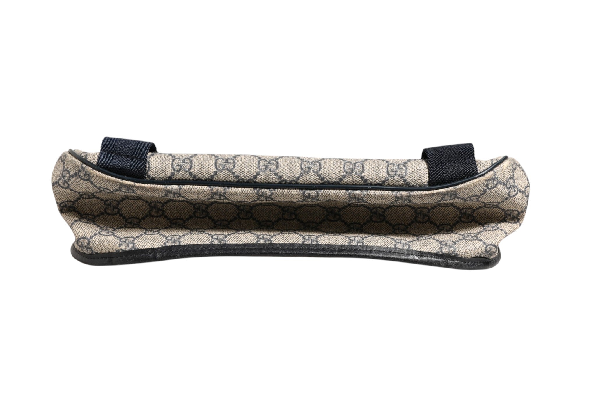 Sac messenger Gucci GG Supreme en toile avec bandoulière en cuir et logo Gucci visible sur le devant.