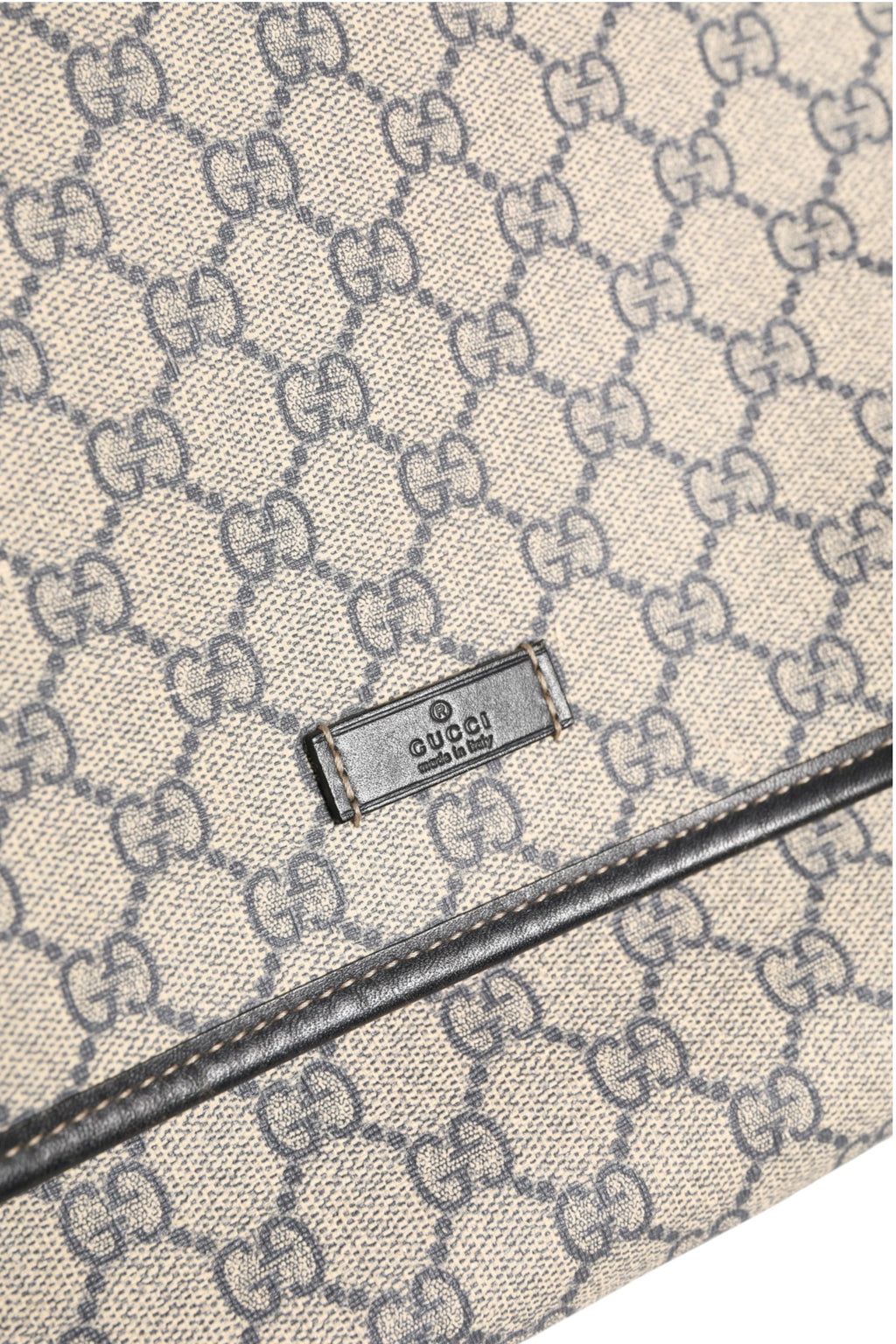 Sac messenger Gucci GG Supreme en toile avec détails en cuir, logo Gucci visible, style élégant et sophistiqué.
